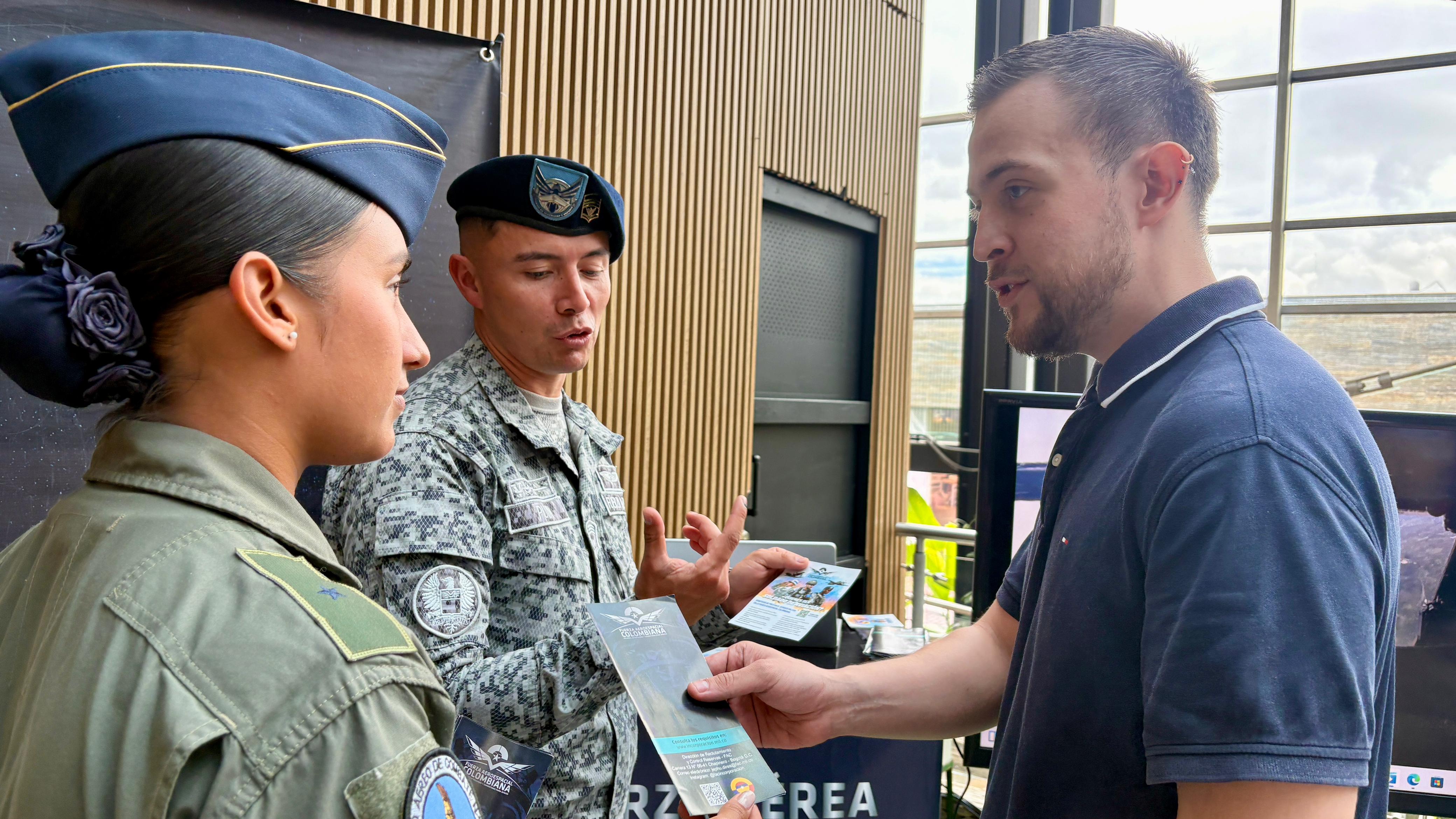 Jóvenes universitarios conocen opciones de carrera en la Fuerza Aeroespacial Colombiana