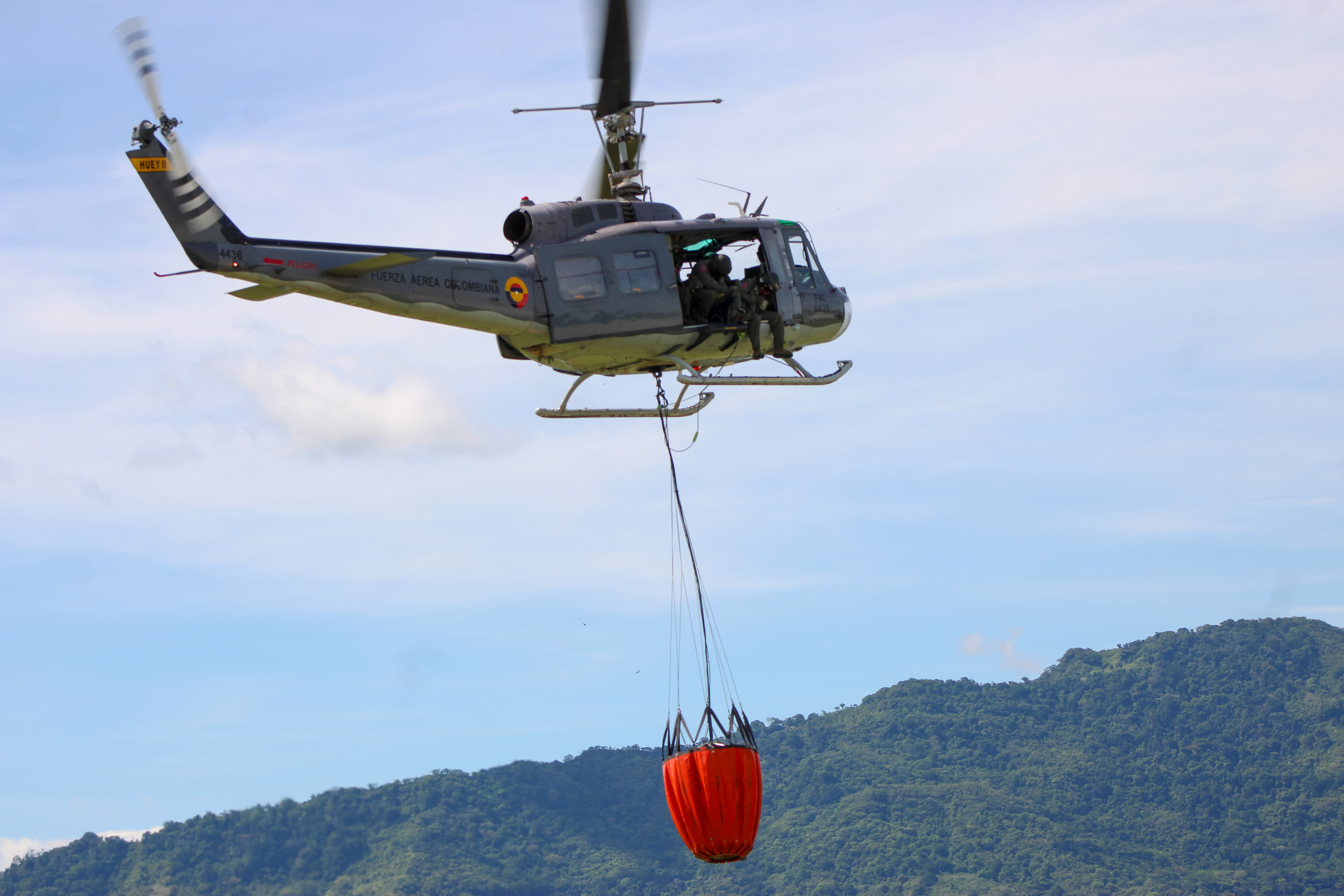 Tripulaciones de helicóptero entrenan arduamente para extinguir incendios forestales desde el aire