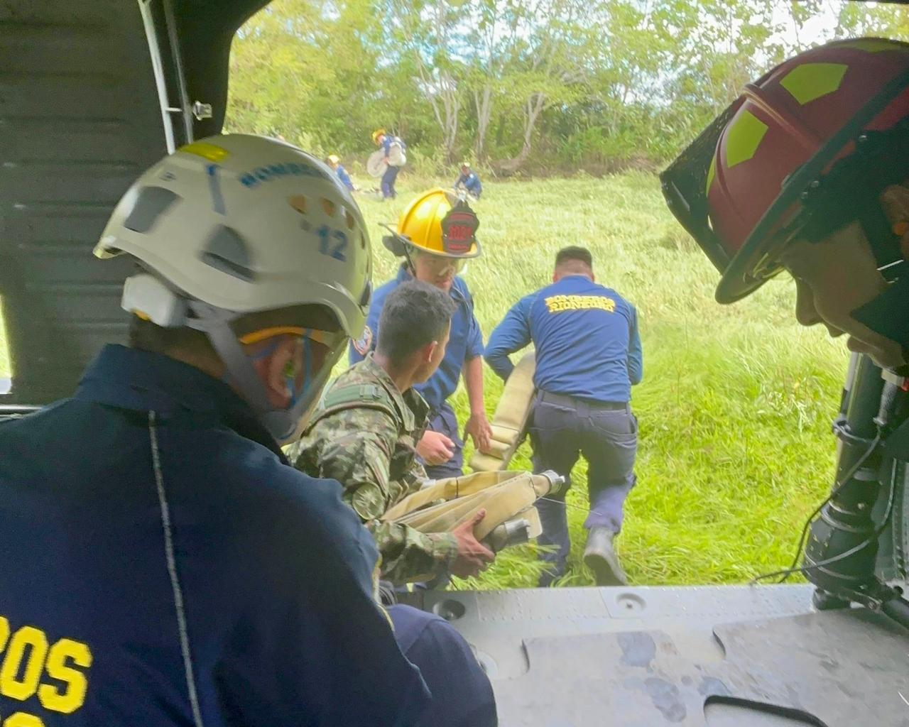 Fuerza Aeroespacial traslada bomberos y equipos para atender incendio en Riosucio, Chocó