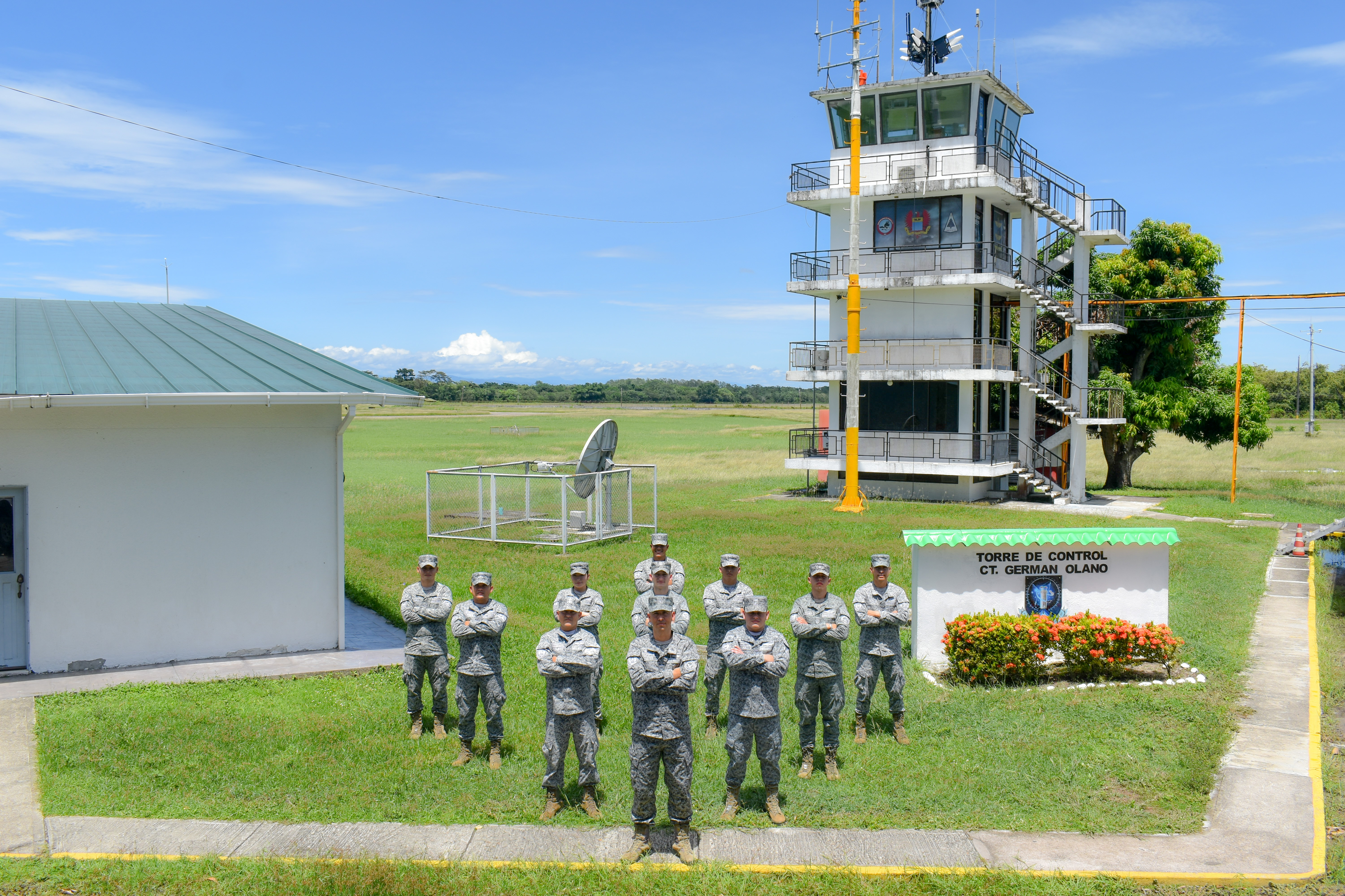 Guardianes del cielo controladores aéreos garantizan la seguridad del espacio aéreo colombiano