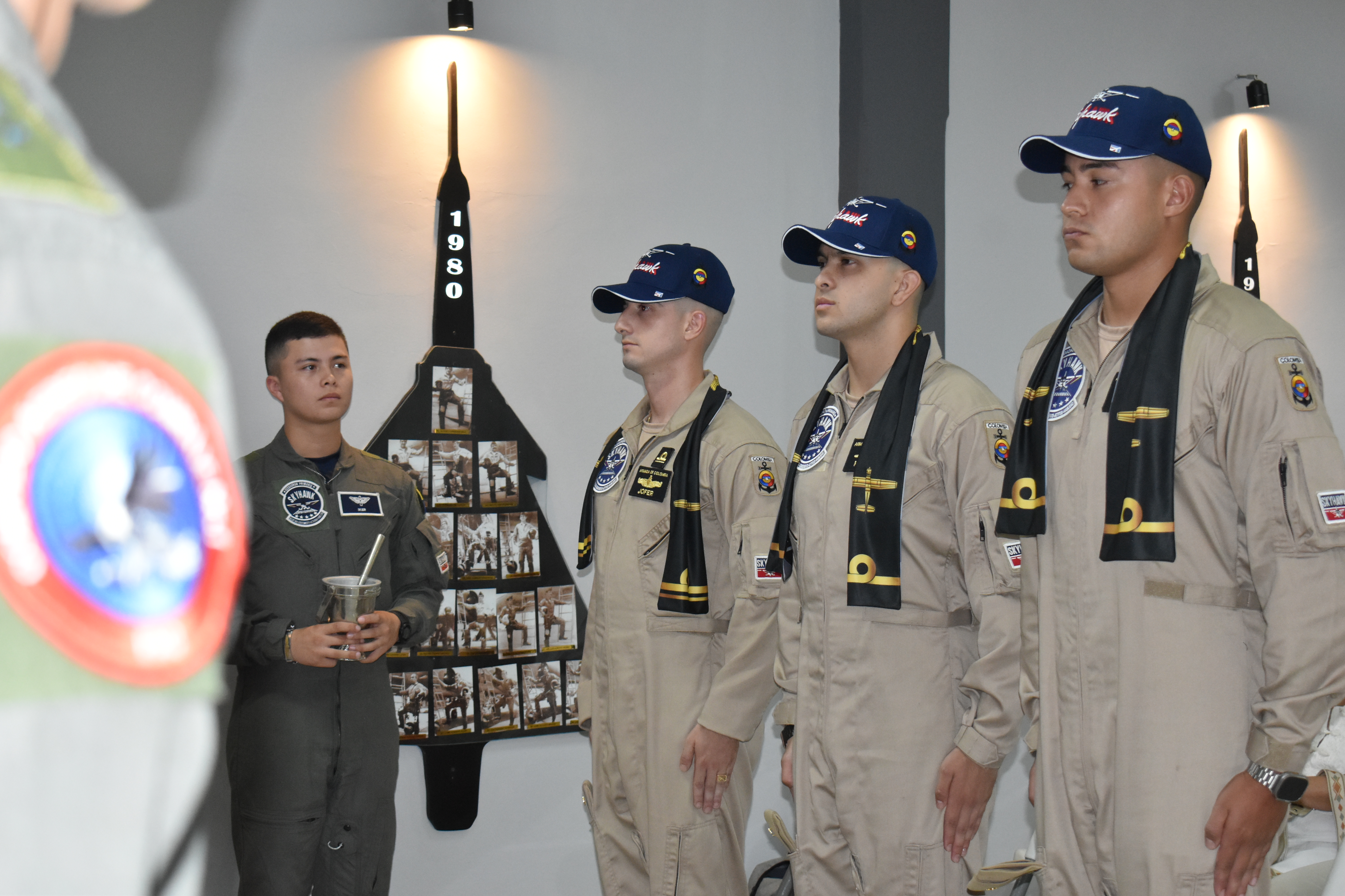 Oficiales navales recibieron tradicional bufanda de vuelo al finalizar instrucción en tierra 