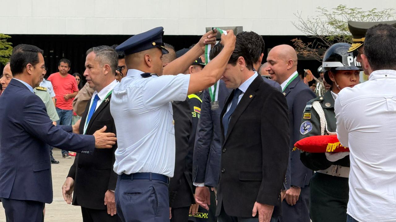Un homenaje a quienes sirvieron con honor y compromiso Un homenaje a quienes sirvieron con honor y compromiso