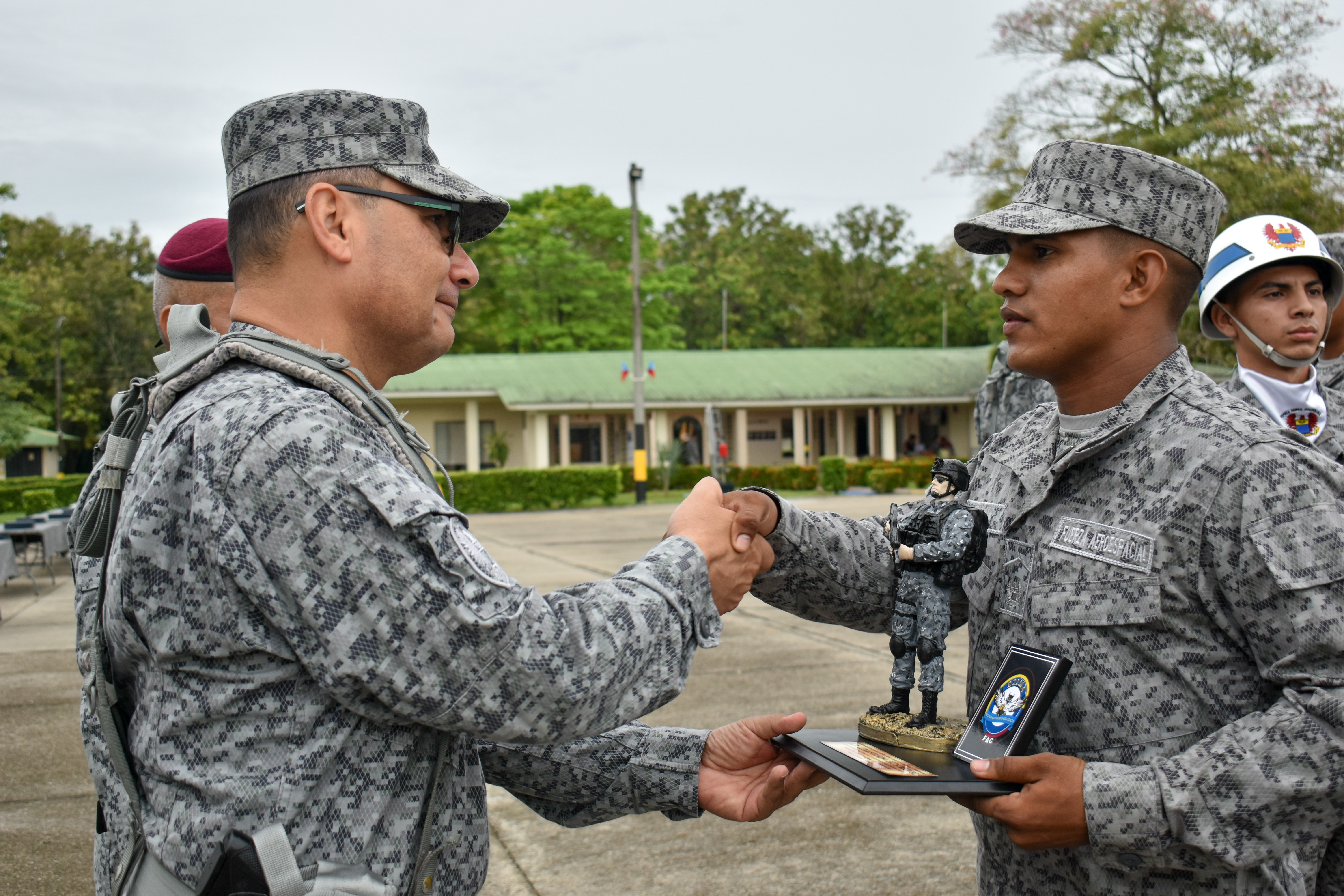 Joven Guajiro obtiene el primer puesto en el cuarto curso de soldados profesionales Joven Guajiro obtiene el primer puesto en el cuarto curso de soldados profesionales