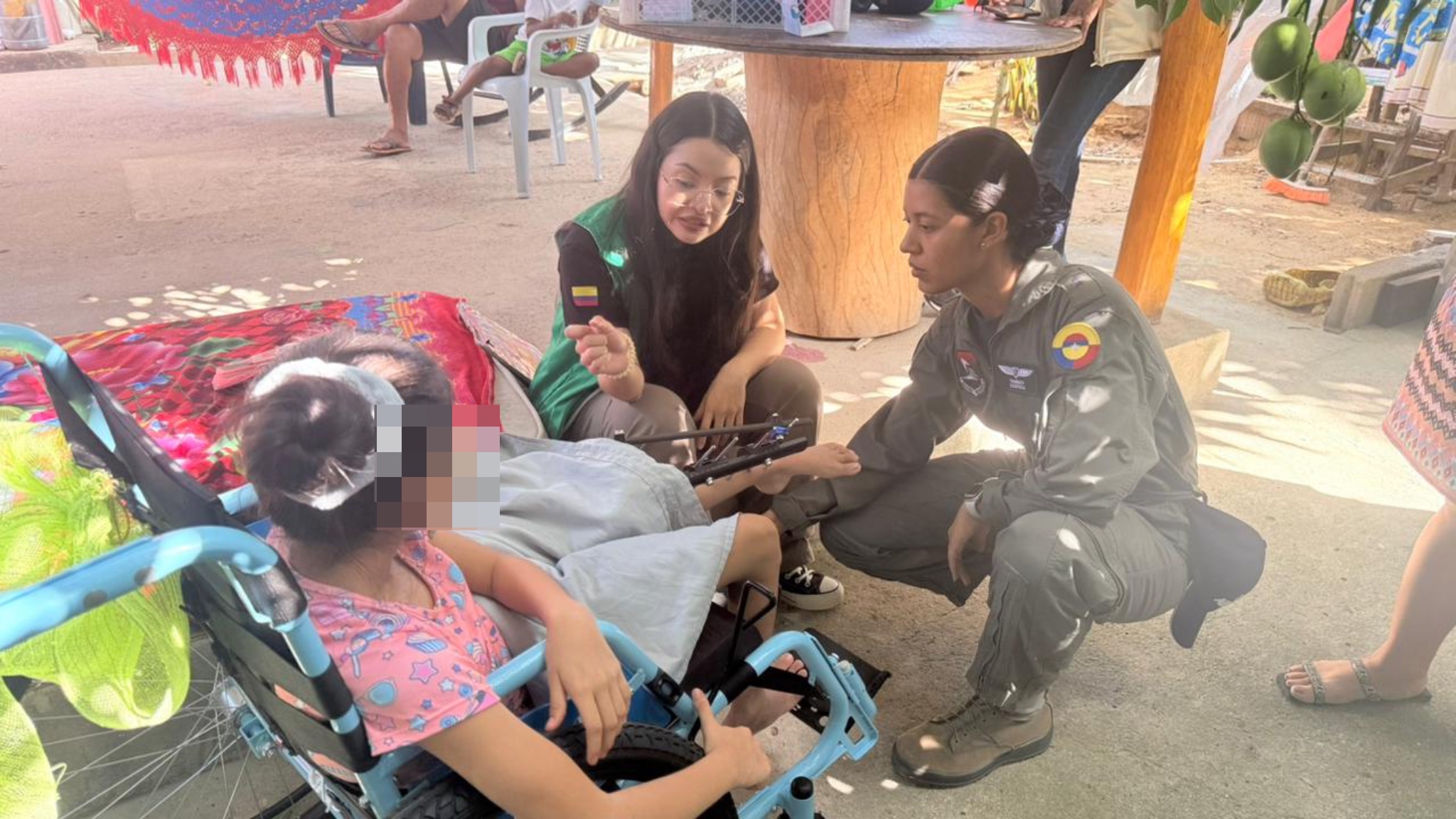 Entrega de sillas de ruedas beneficia a menores en La Guajira