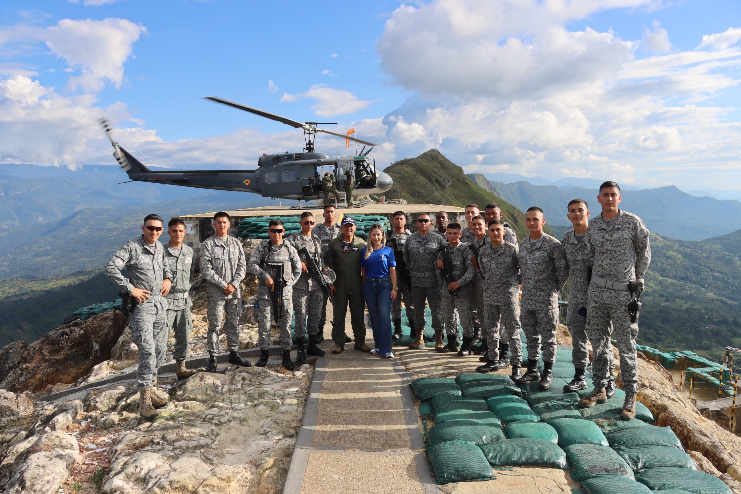 A más de mil metros de altura, soldados reciben reconocimiento en Cundinamarca