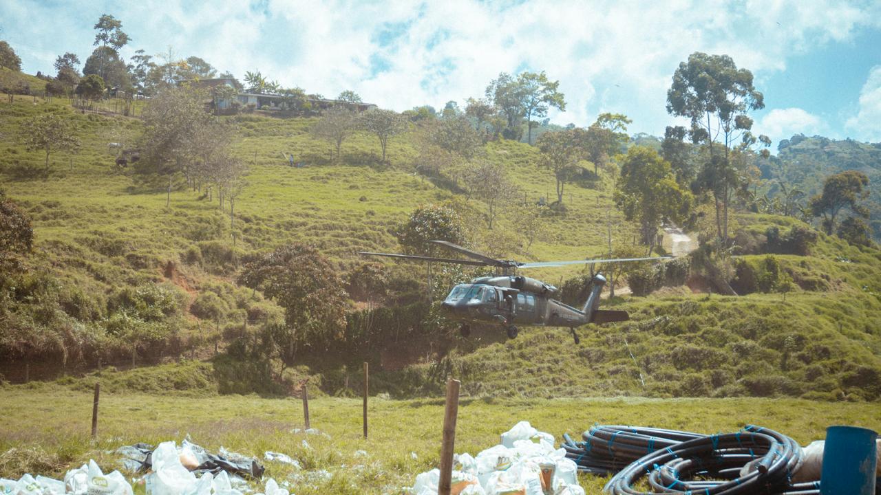 Helicóptero Black Hawk transporta insumos vitales para reparar acueductos en Ebéjico, Antioquia