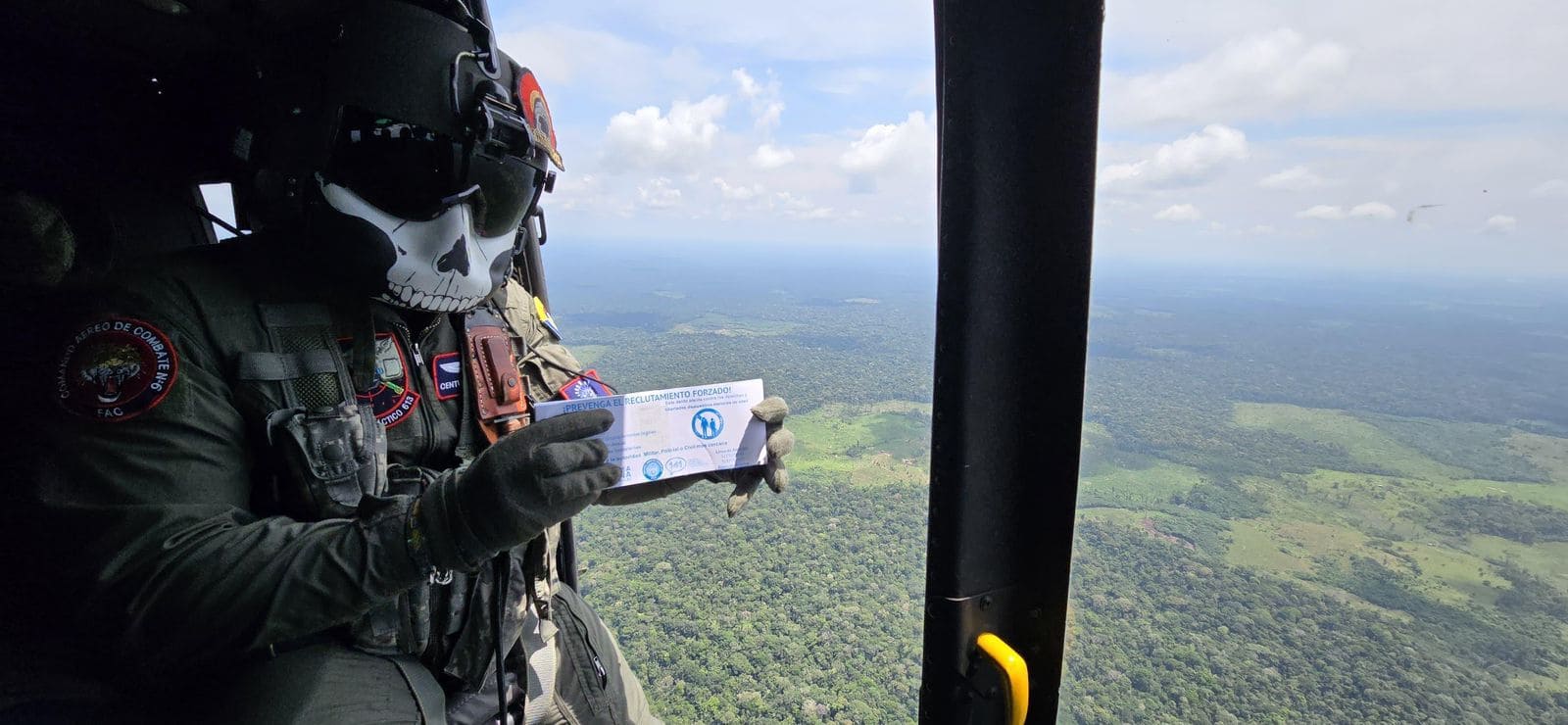 Perifoneo aéreo y lanzamiento de volantes fortalecen la seguridad del suroriente colombiano 