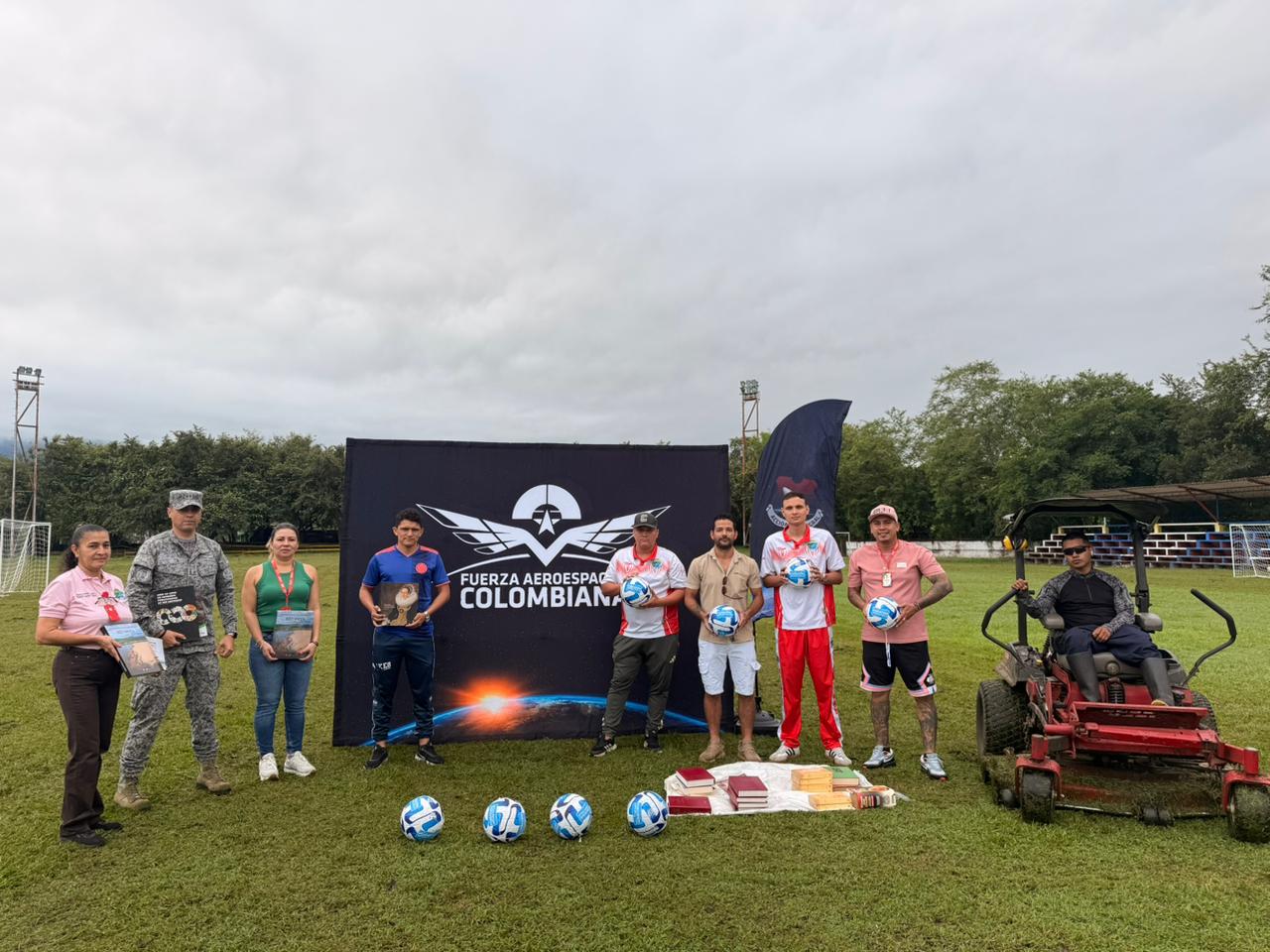 Comunidad de Puerto Salgar recibe cancha renovada, balones y donación de libros 