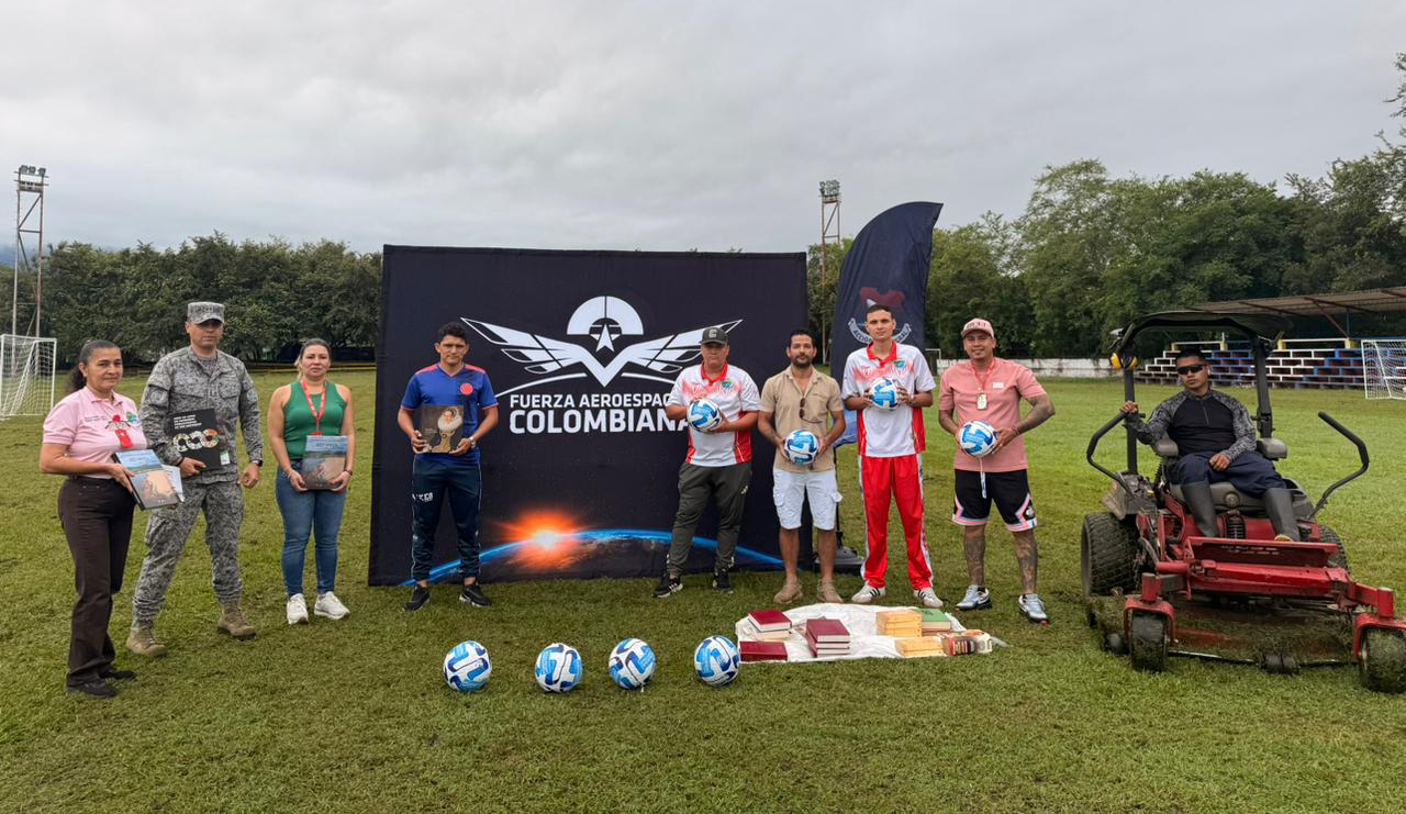 Comunidad de Puerto Salgar recibe cancha renovada, balones y donación de libros 