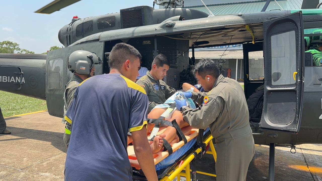 Mujer embarazada en estado crítico es trasladada por su Fuerza Aeroespacial Colombiana