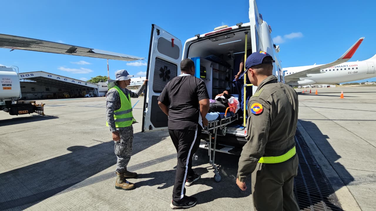 Traslado aeromédico facilita atención especializada para dos providencianas en San Andrés 