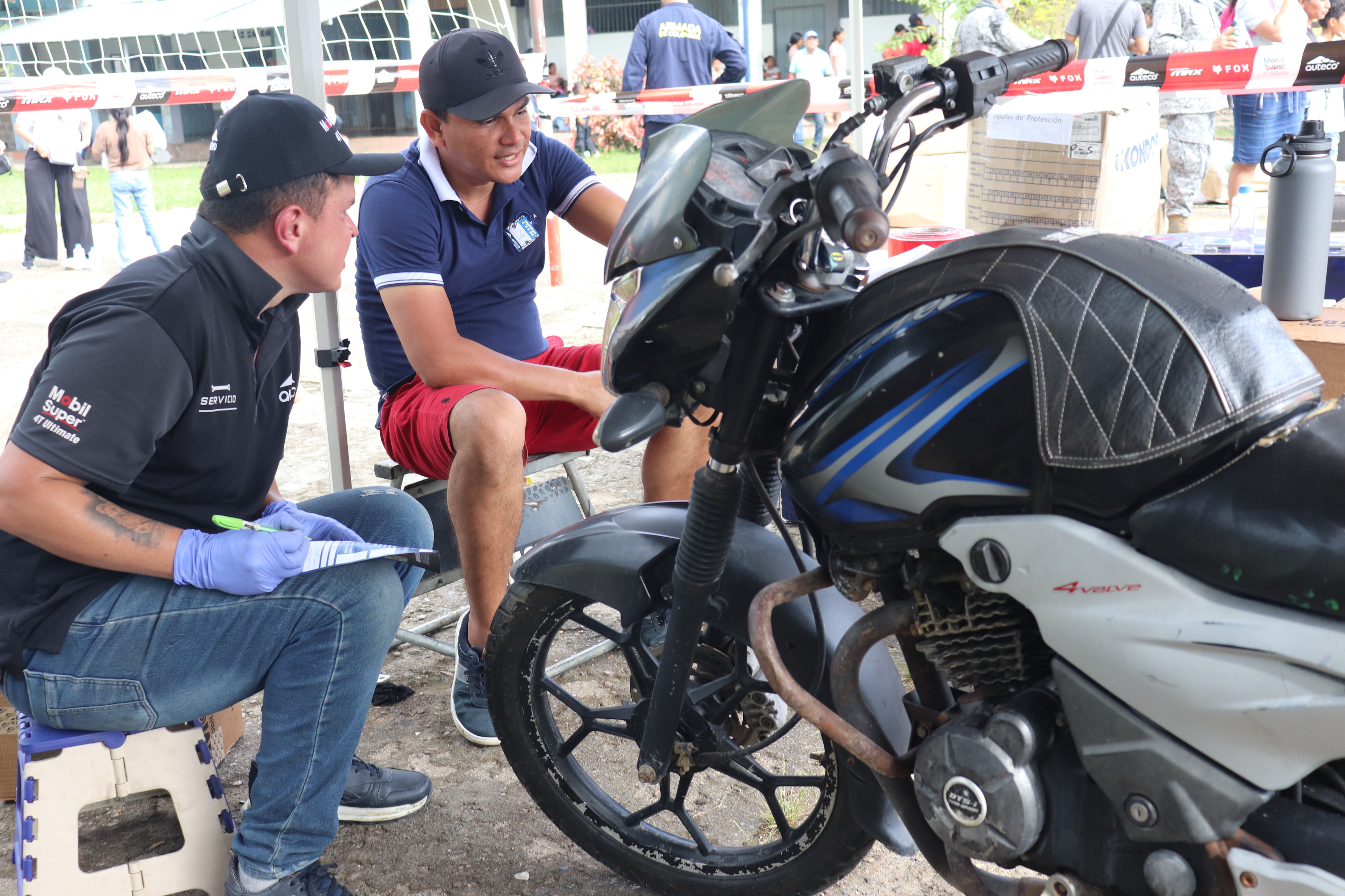 Mantenimiento de motocicletas reconoce solidaridad de la comunidad en Puerto Leguízamo