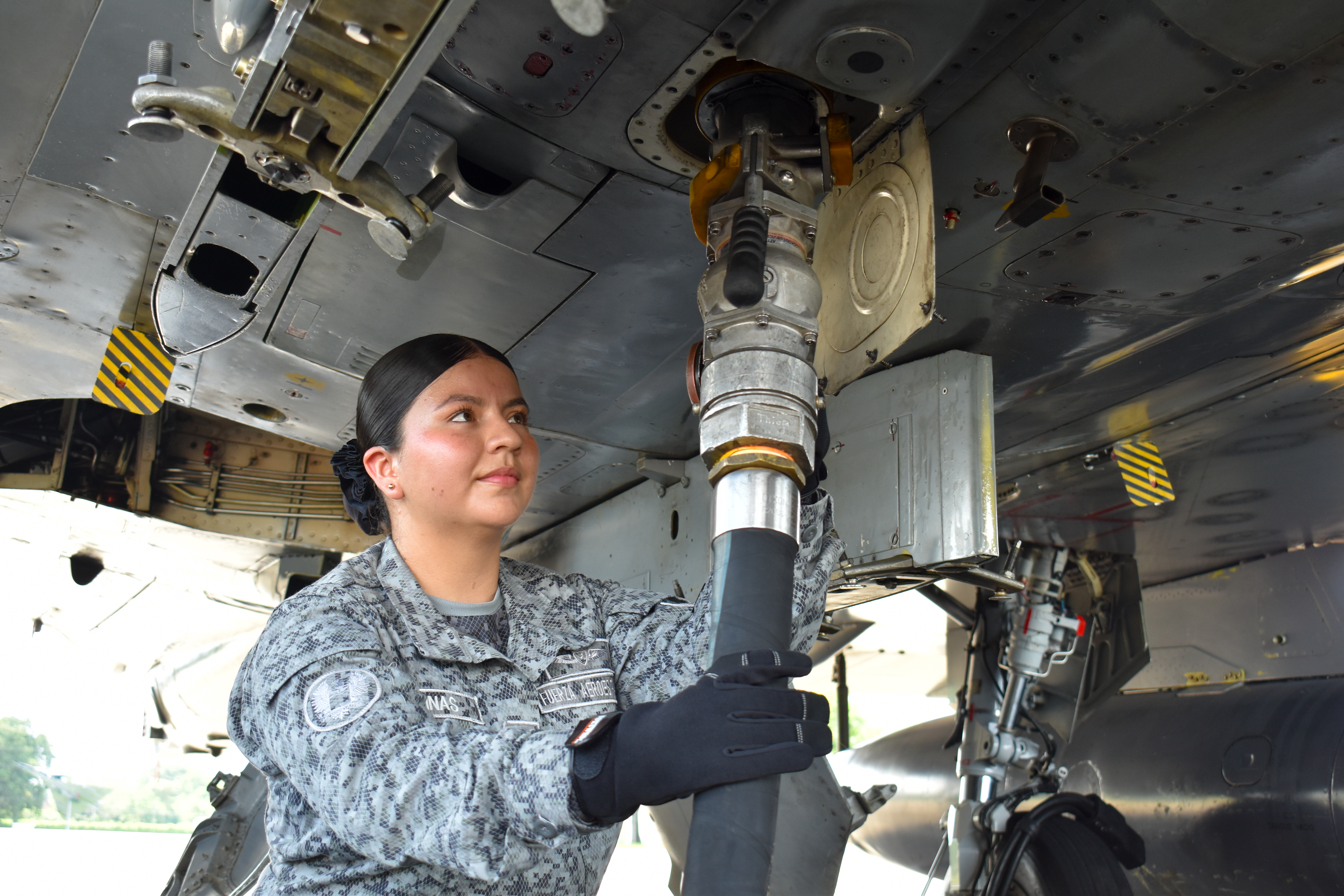 Nataly Salinas Suboficial con las botas bien puestas que abastece aeronaves militares