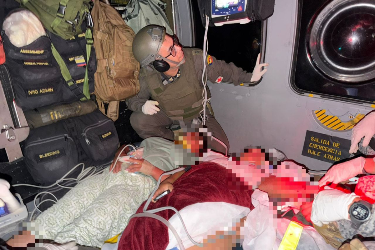 Evacuación aeromédica nocturna permitió atención médica a mujeres lesionadas en Urrao