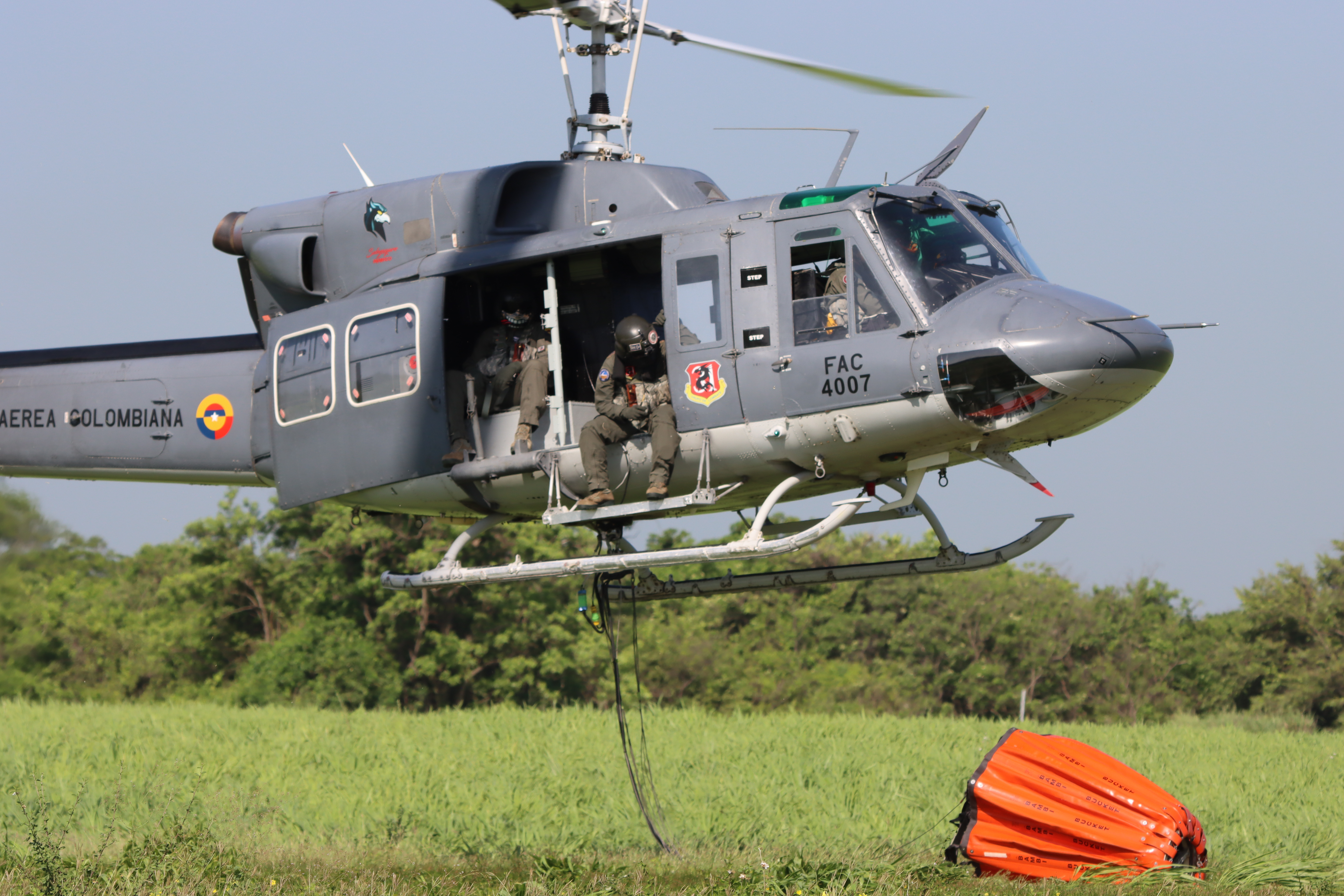 Tripulaciones entrenan para la atención de incendios forestales con sistema Bambi Bucket