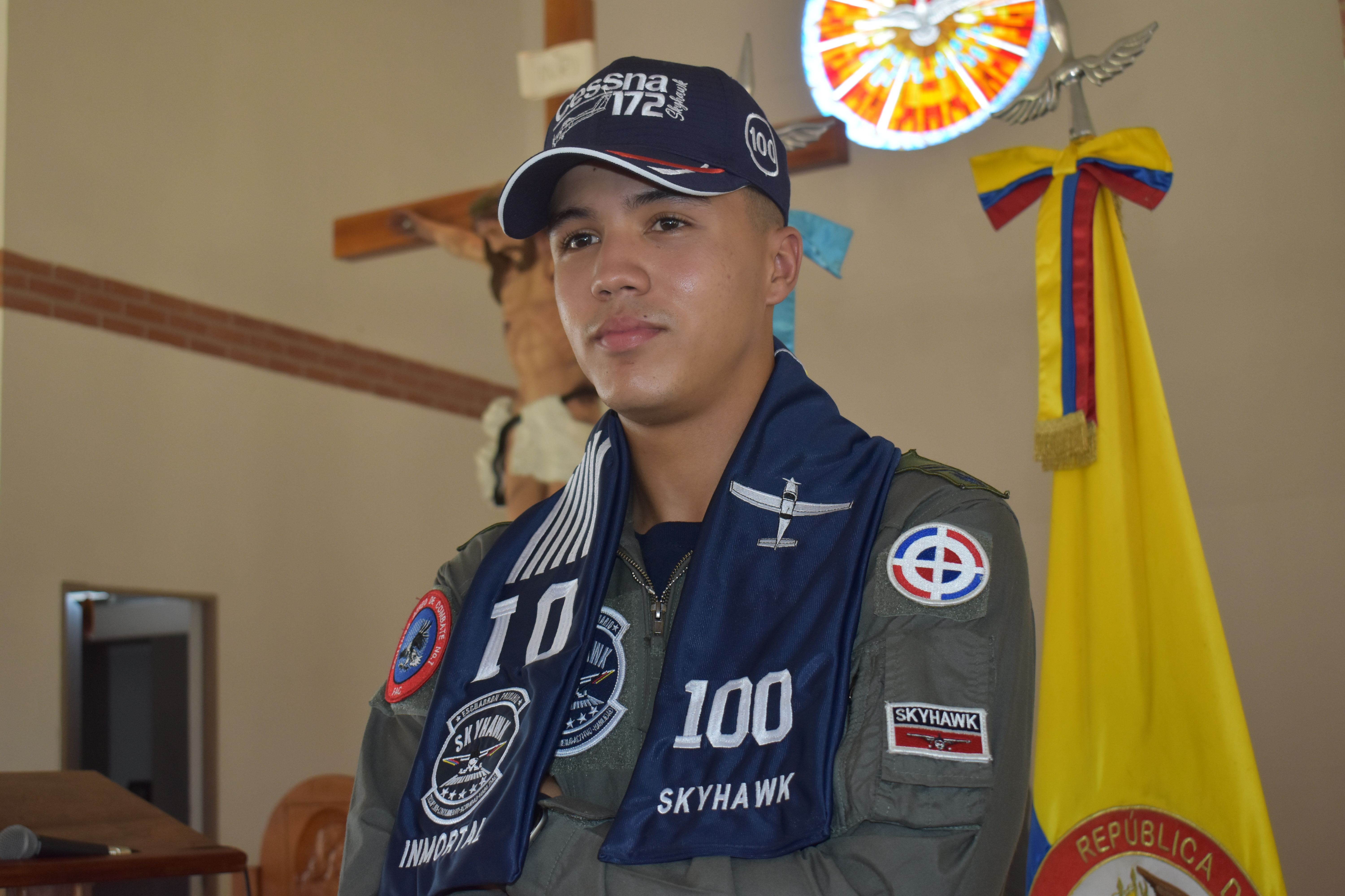Cadete Dominicano destaca en curso de vuelo y recibe tradicional bufanda en Colombia