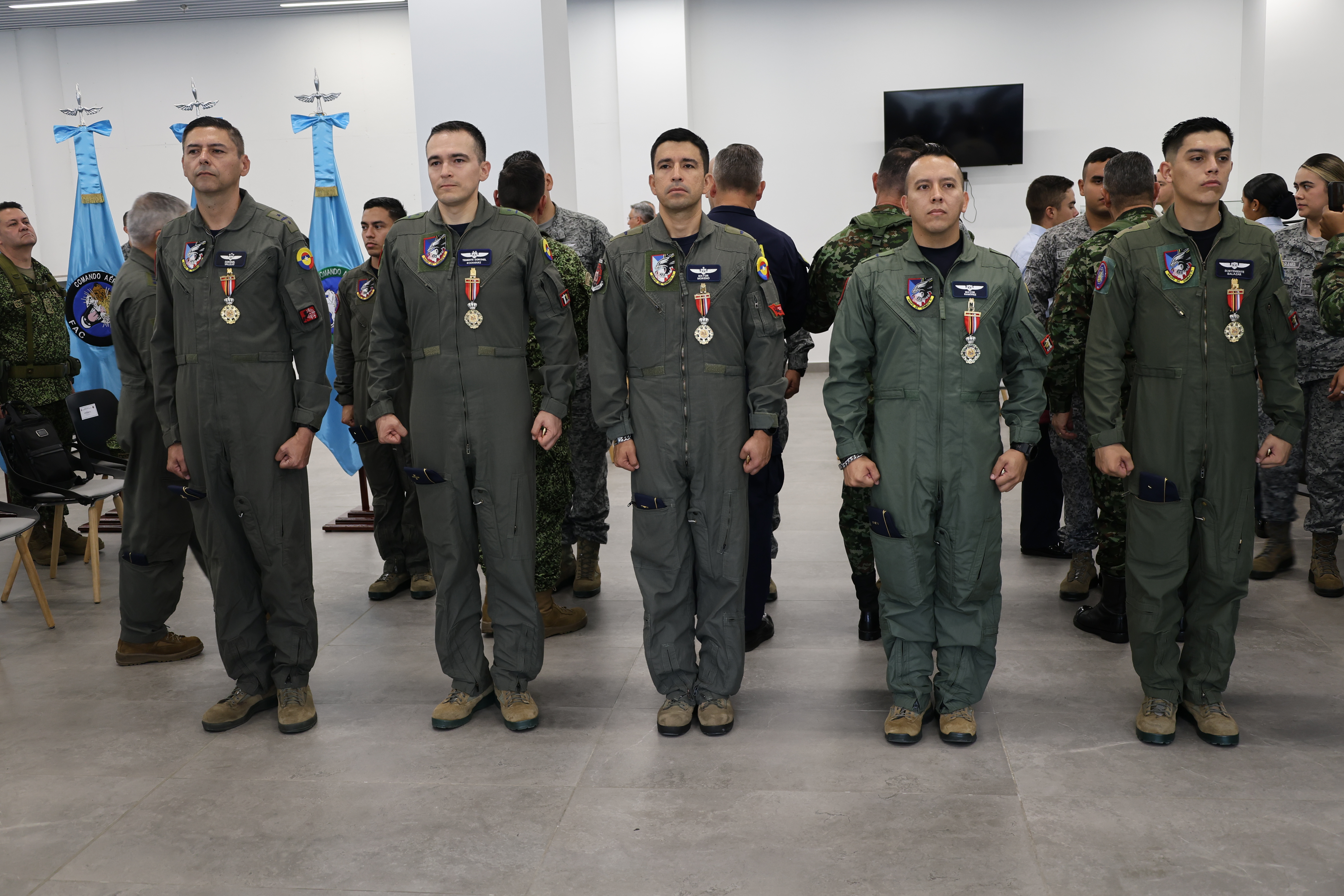Personal militar de la Fuerza Aeroespacial recibe condecoración por resultados operacionales