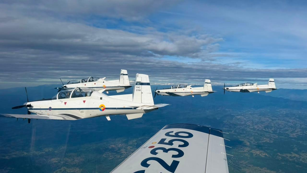 Volar solos un T-6 Texan II reto superado para cinco jóvenes colombianos 