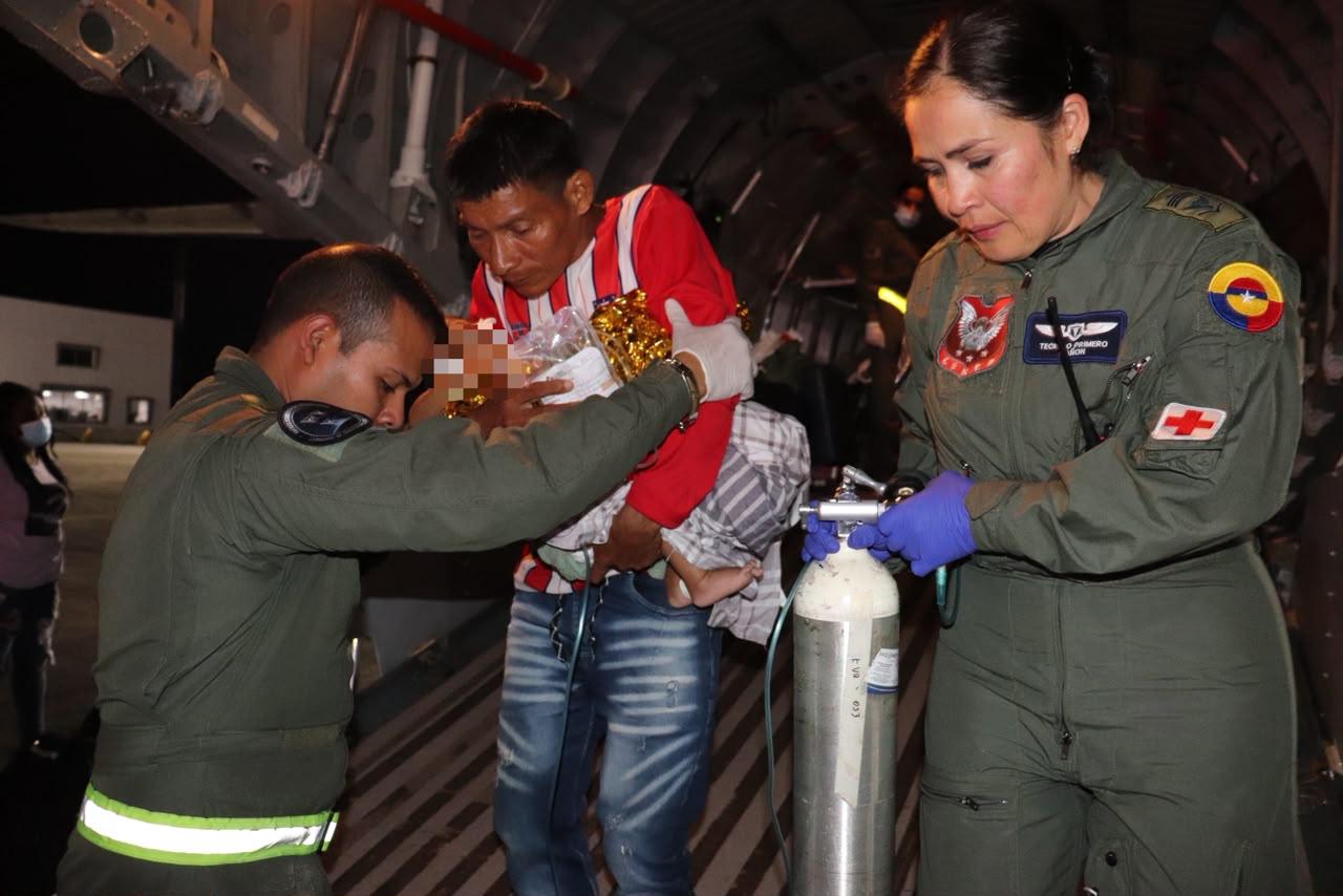 Fuerza Aeroespacial de la mano con los afectados por terremoto en Colombia