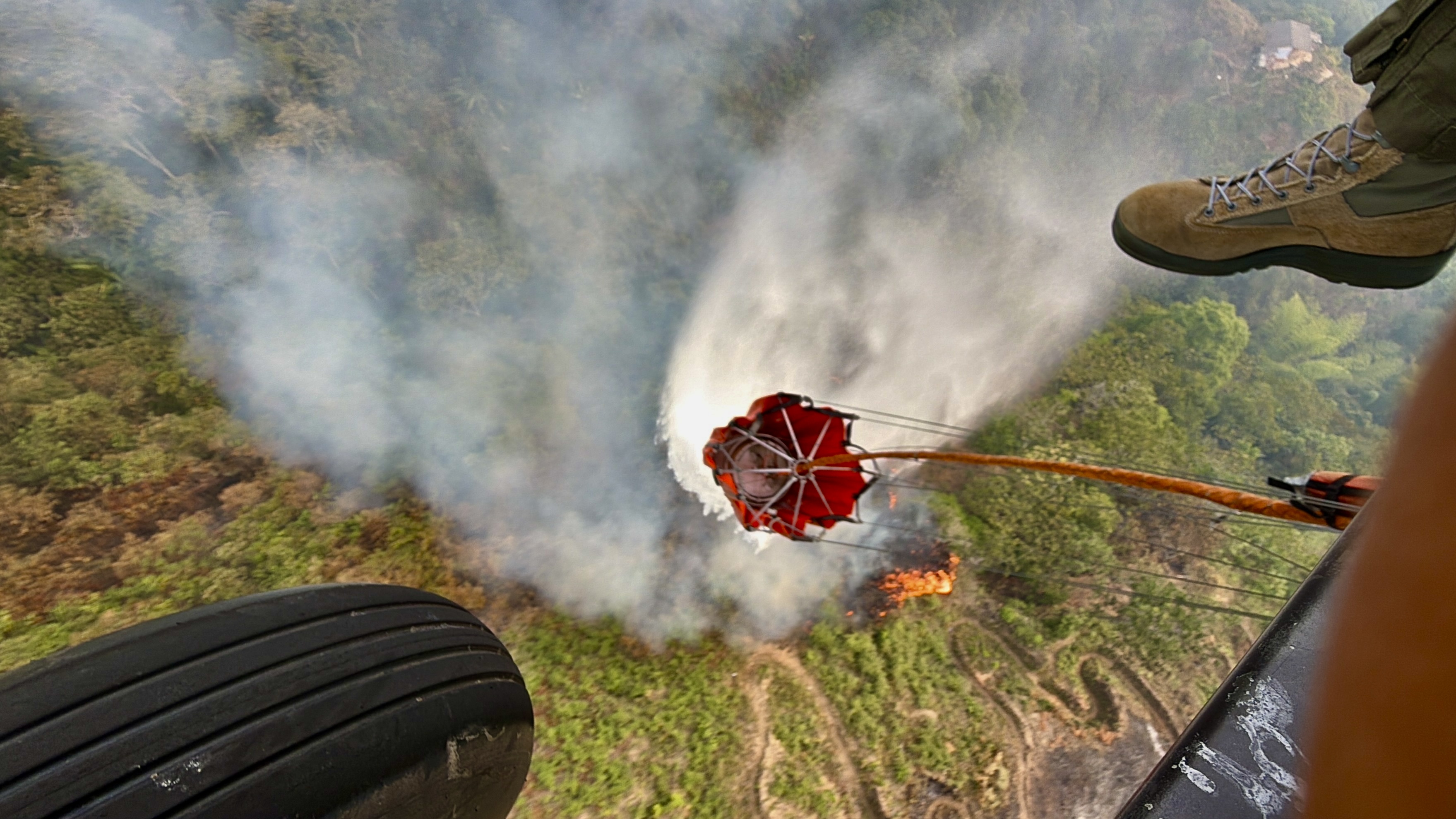 Más de 5.000 galones de agua descargados para combatir incendios en Antioquia