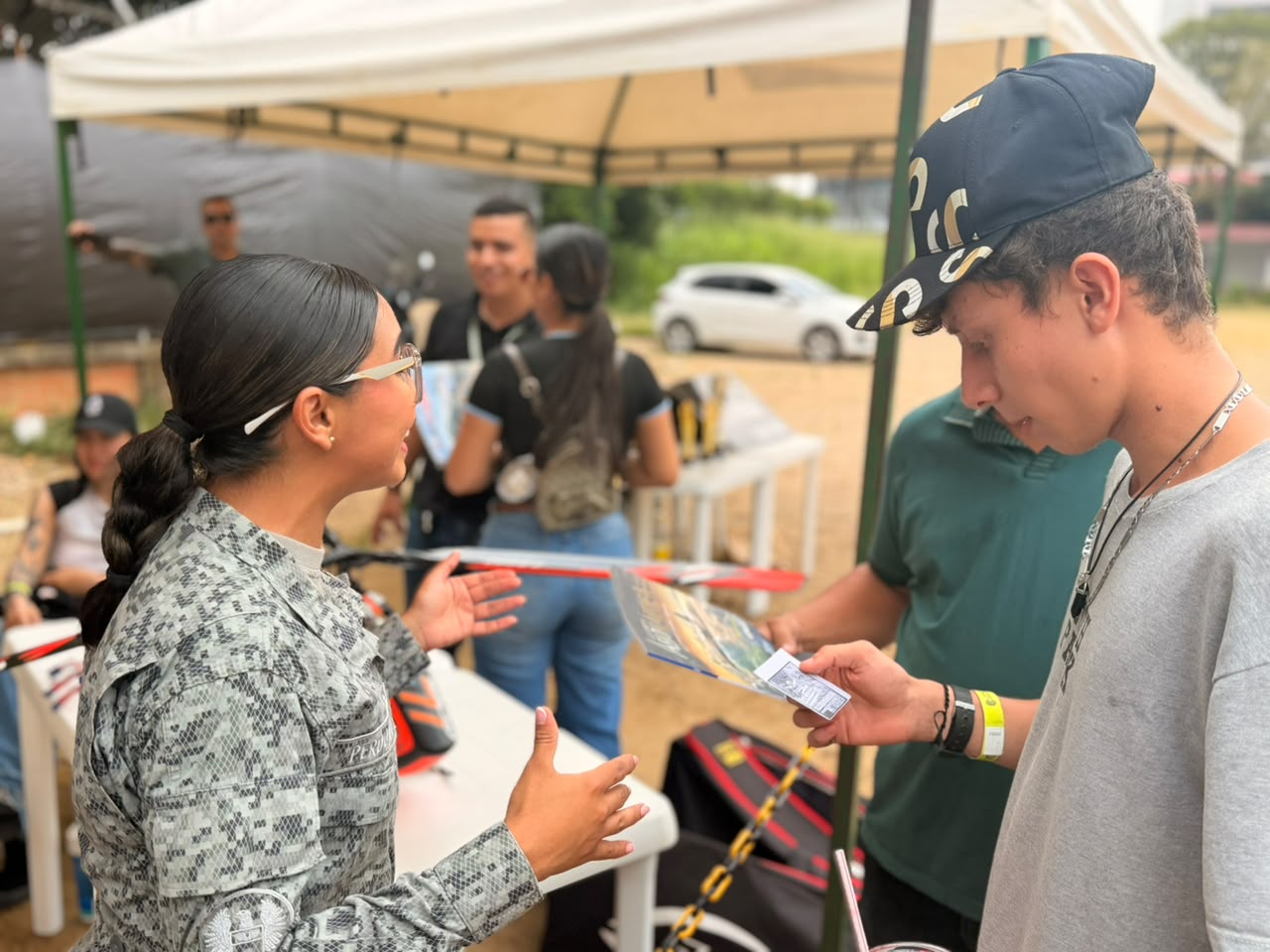 Jóvenes de Florencia conocen oportunidades para servir desde la Fuerza Aérea Colombiana