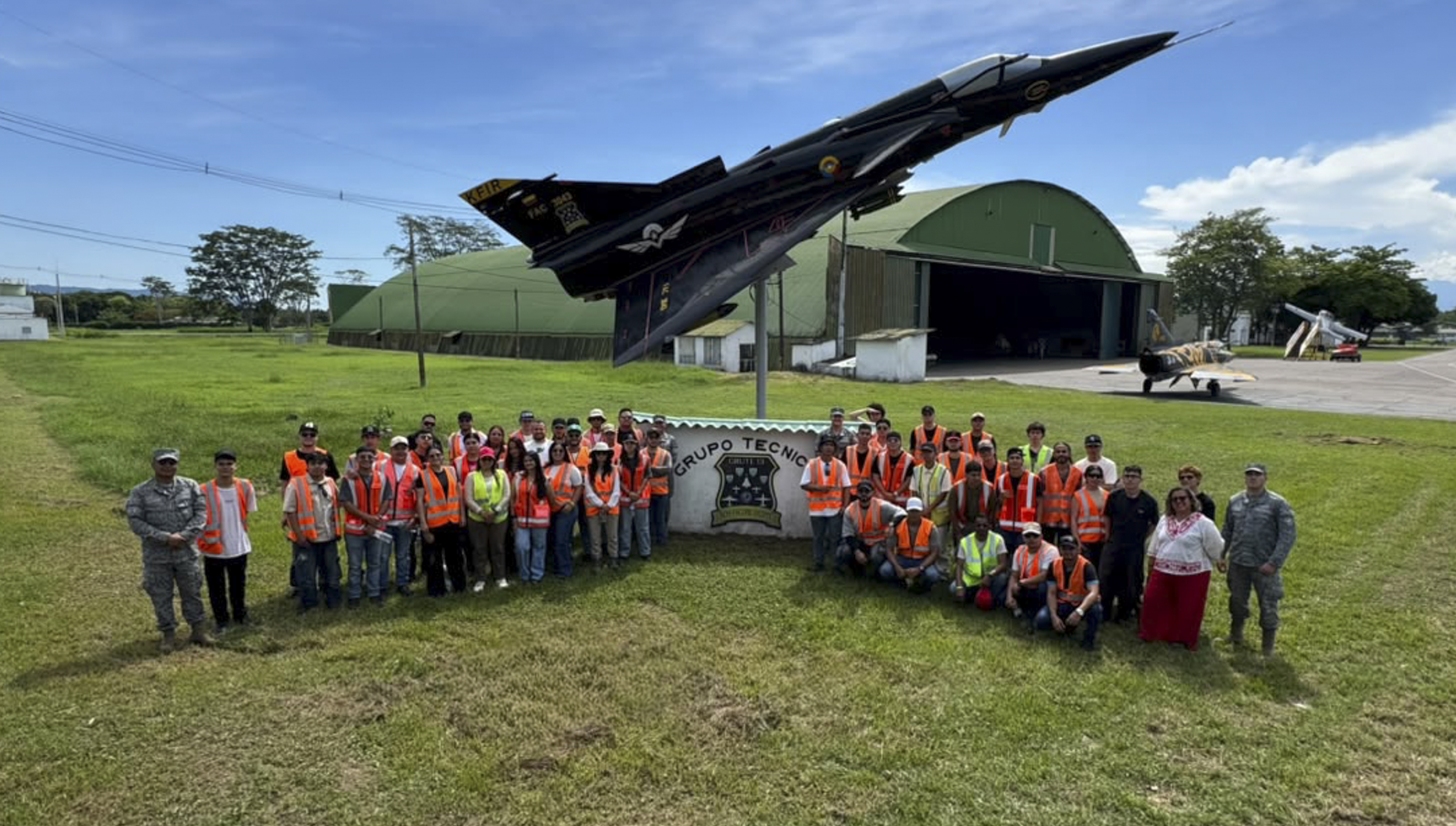Estudiantes del SENA fortalecieron conocimientos en mantenimiento aeronáutico en el CACOM 1