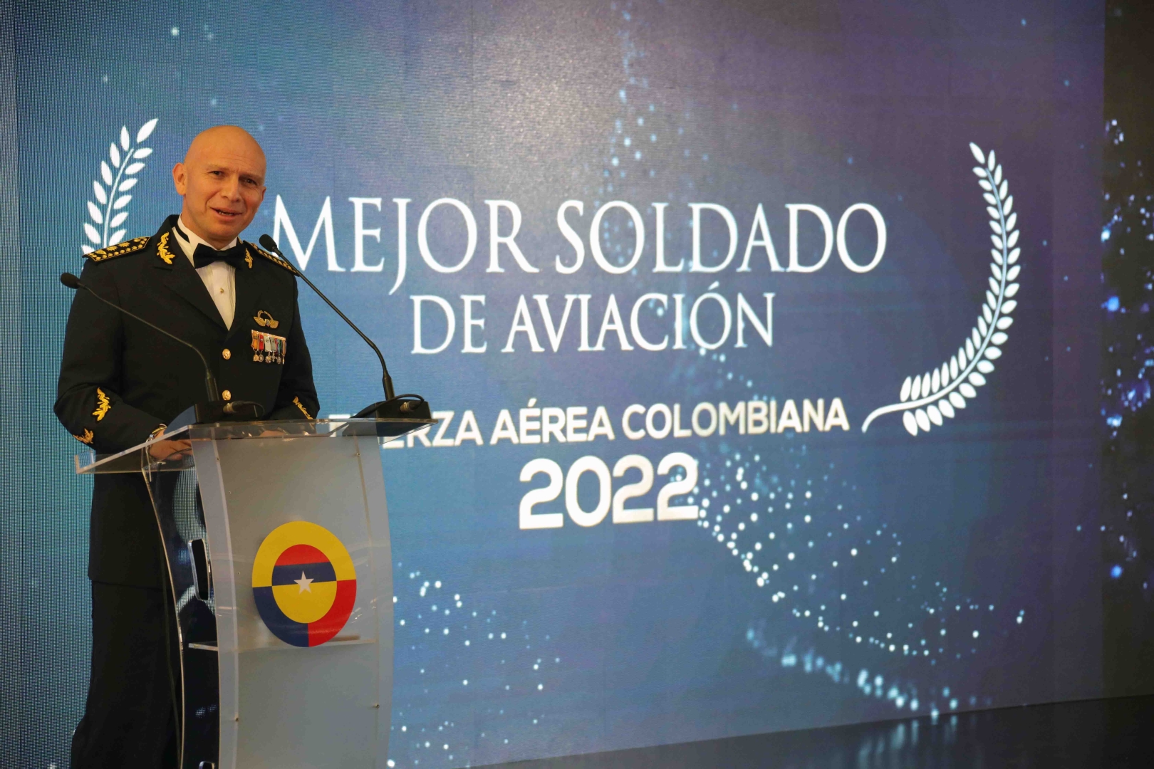 Militares destacados de su Fuerza Aérea Colombiana