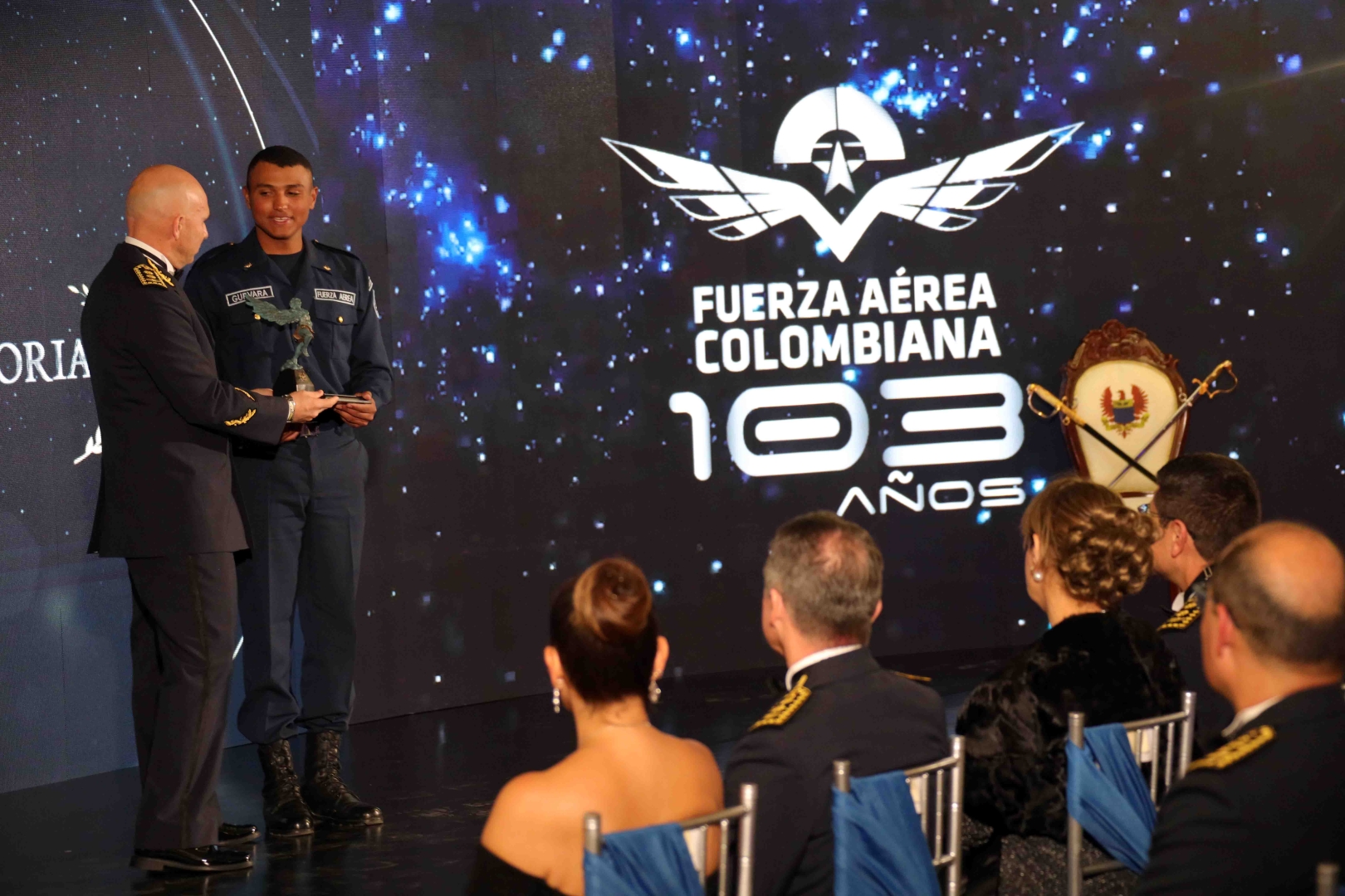 Militares destacados de su Fuerza Aérea Colombiana