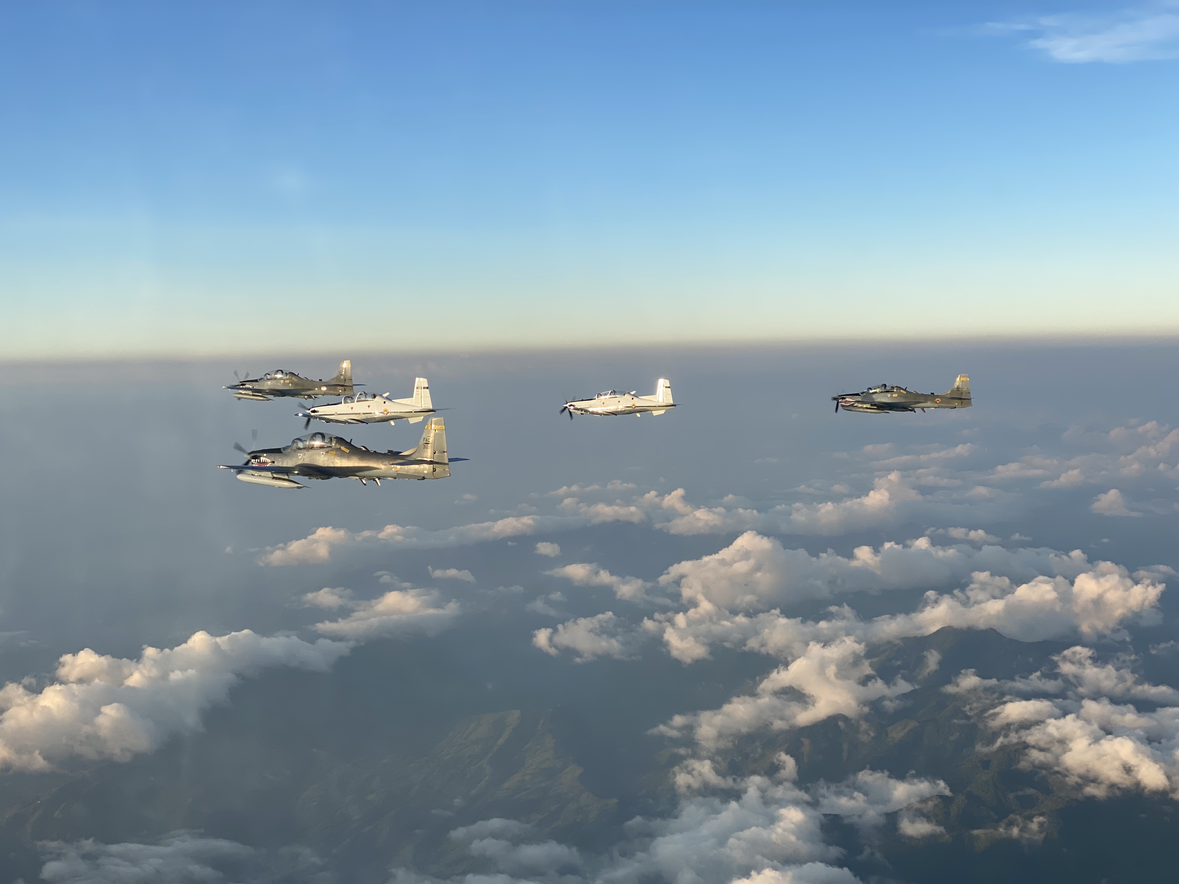 Aeronaves T-6 y A-29 en revista aérea conmemoración 102 años FAC