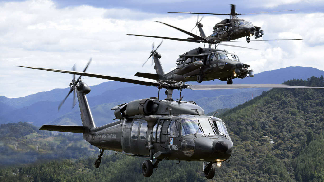 Helicópteros UH-60 Arpía y Ángel en formación