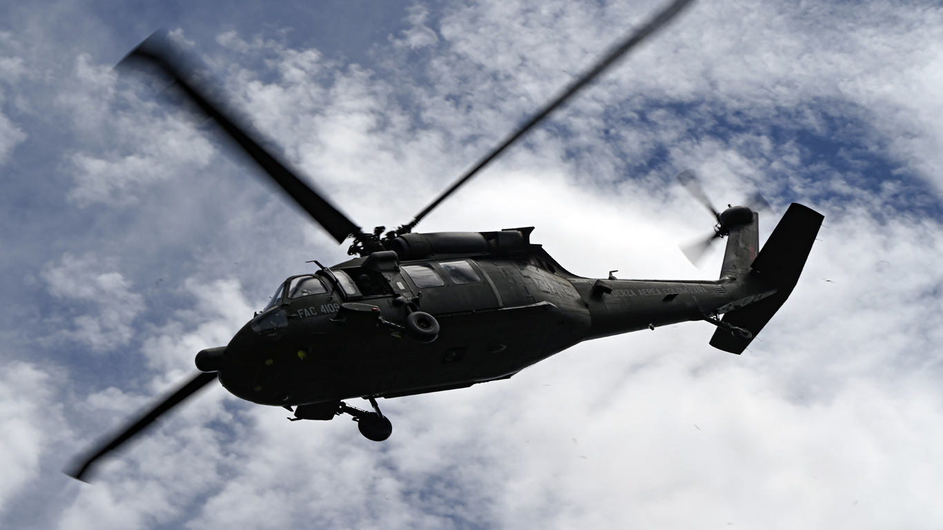 UH-60 Ángel en apoyo en la búsqueda y rescate de tropas en tierra