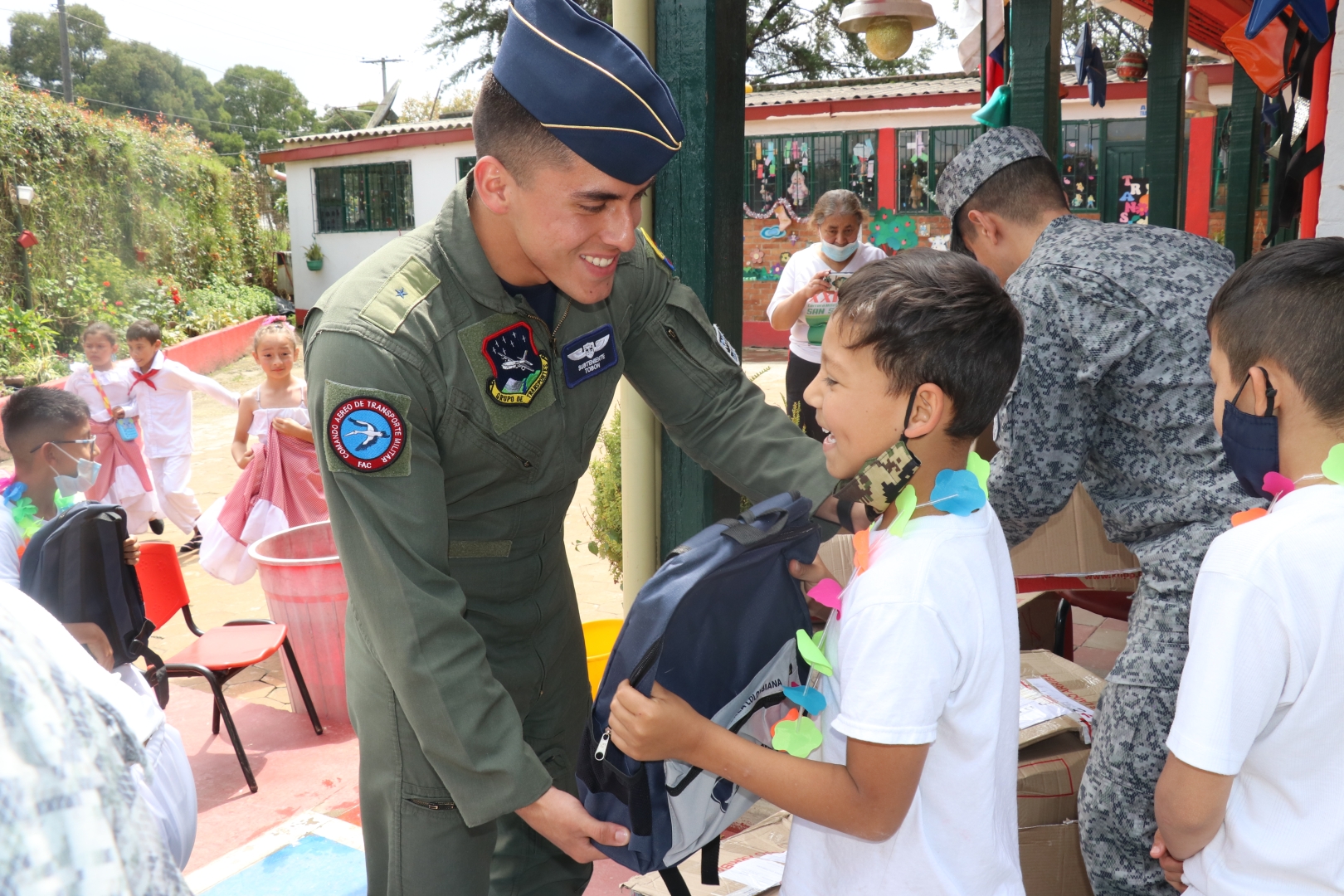 Entrega regalos Fuerza Aérea Colombiana en el territorio nacional. Operación Gratitud 2022