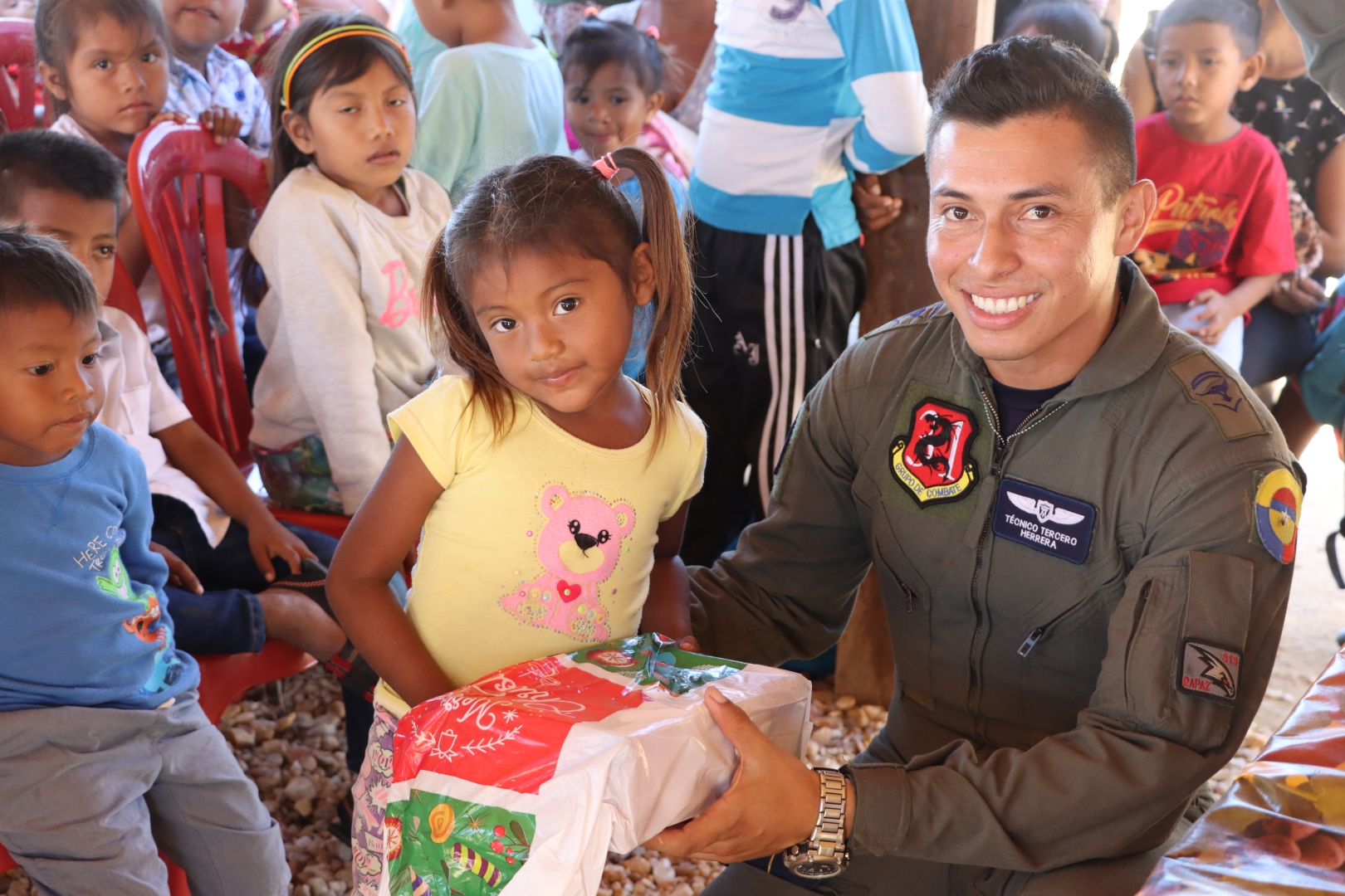 #GaleríaFAC La Operación Gratitud de su Fuerza Aérea Colombiana alegró los corazones de grandes y pequeños en todo el territorio nacional.  Las mejores imágenes aquí. 