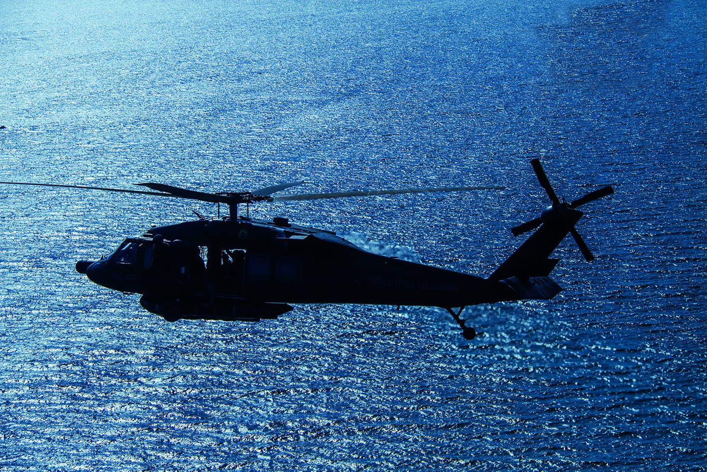Helicóptero UH-60 en entrenamiento