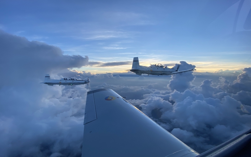 Aeronaves T-6 y A-29 en revista aérea conmemoración 102 años FAC