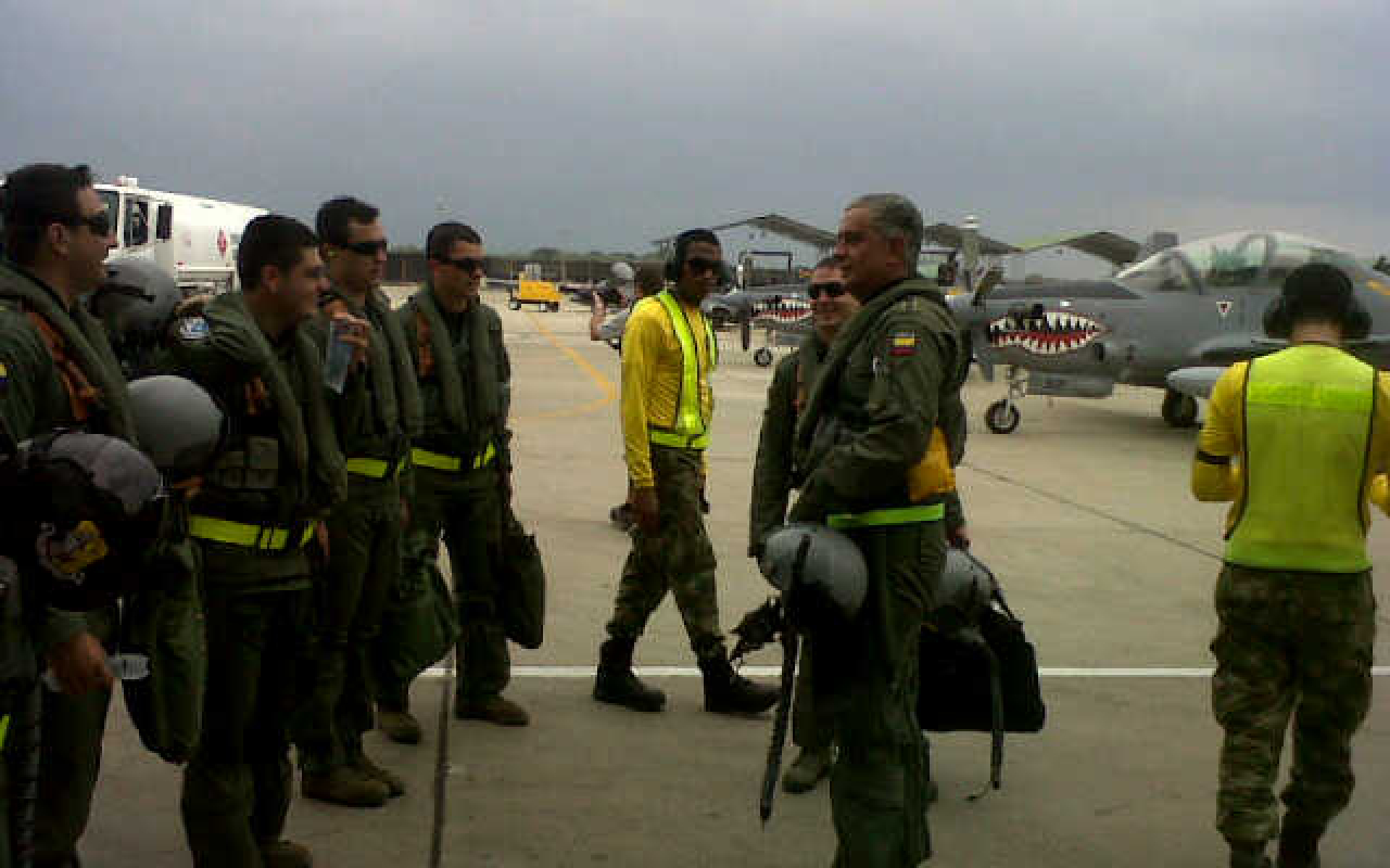 Comandante de la Fuerza Aérea Colombiana, supervisa termino de entrenamiento de las tripulaciones para ejercicio “Maple Flag”