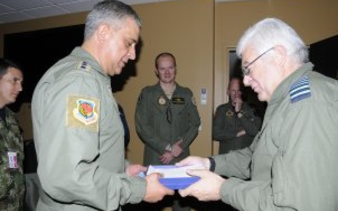 Comandante de la Fuerza Aérea se reúne con el Comandante de la Defensa de Bélgica en Maple Flag