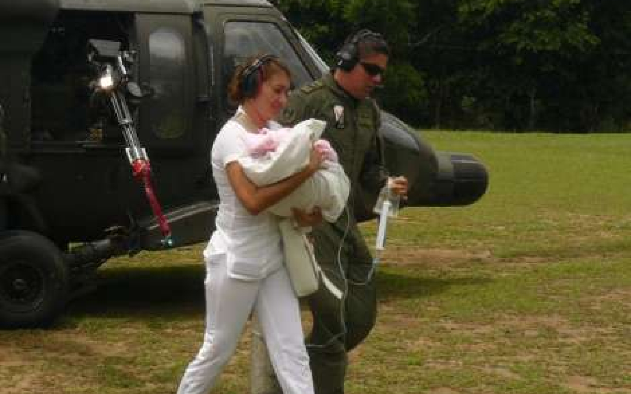 Fuerza Aérea y Ejército Nacional realizan evacuación de recién nacida