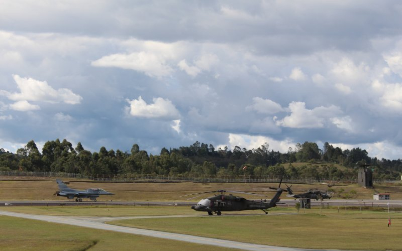 Los Aviones F-16 y los K-fir se sobre el cielo antioqueño