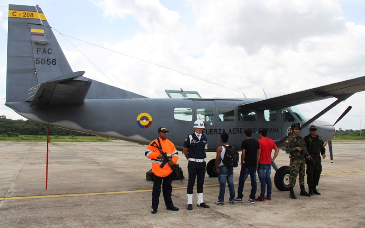 Fuerza Aérea Colombiana transporta 2 hombres capturados y 1 aprehendido por narcotráfico 