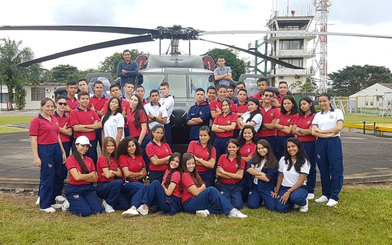 Estudiantes del Liceo General Serviez conocieron la misión de la Fuerza Aérea en el Meta 