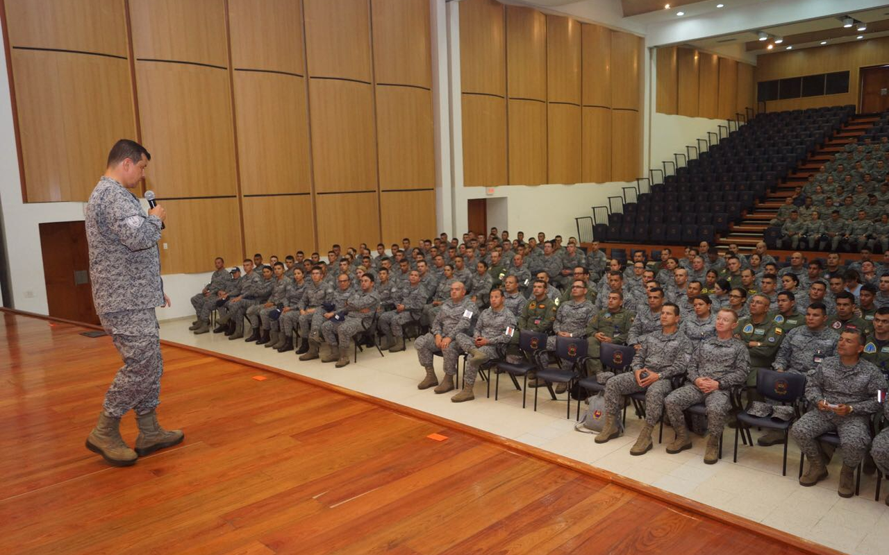Cátedra Colombia para cadetes de la Emavi y "Noche del Guerrero Arpía"