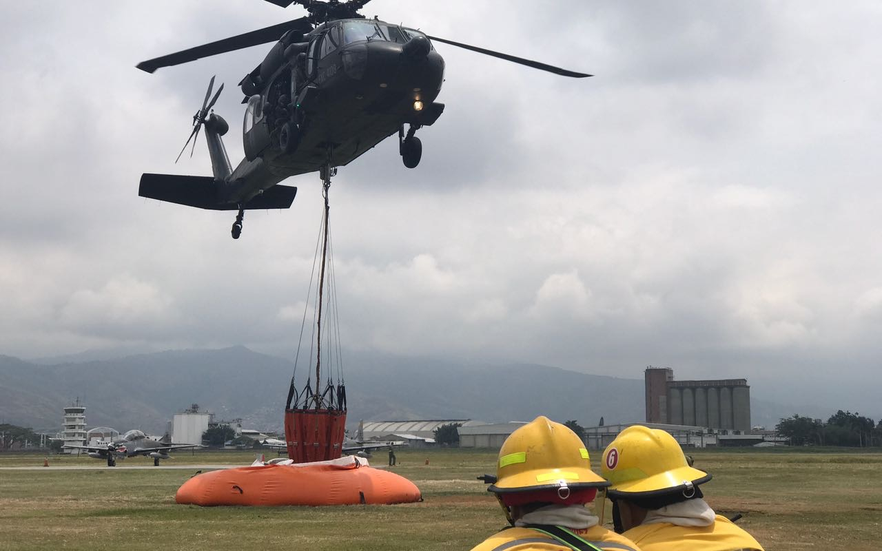 Fuerza Aérea prepara planes de contingencia por posibles incendios forestales en el Valle del Cauca