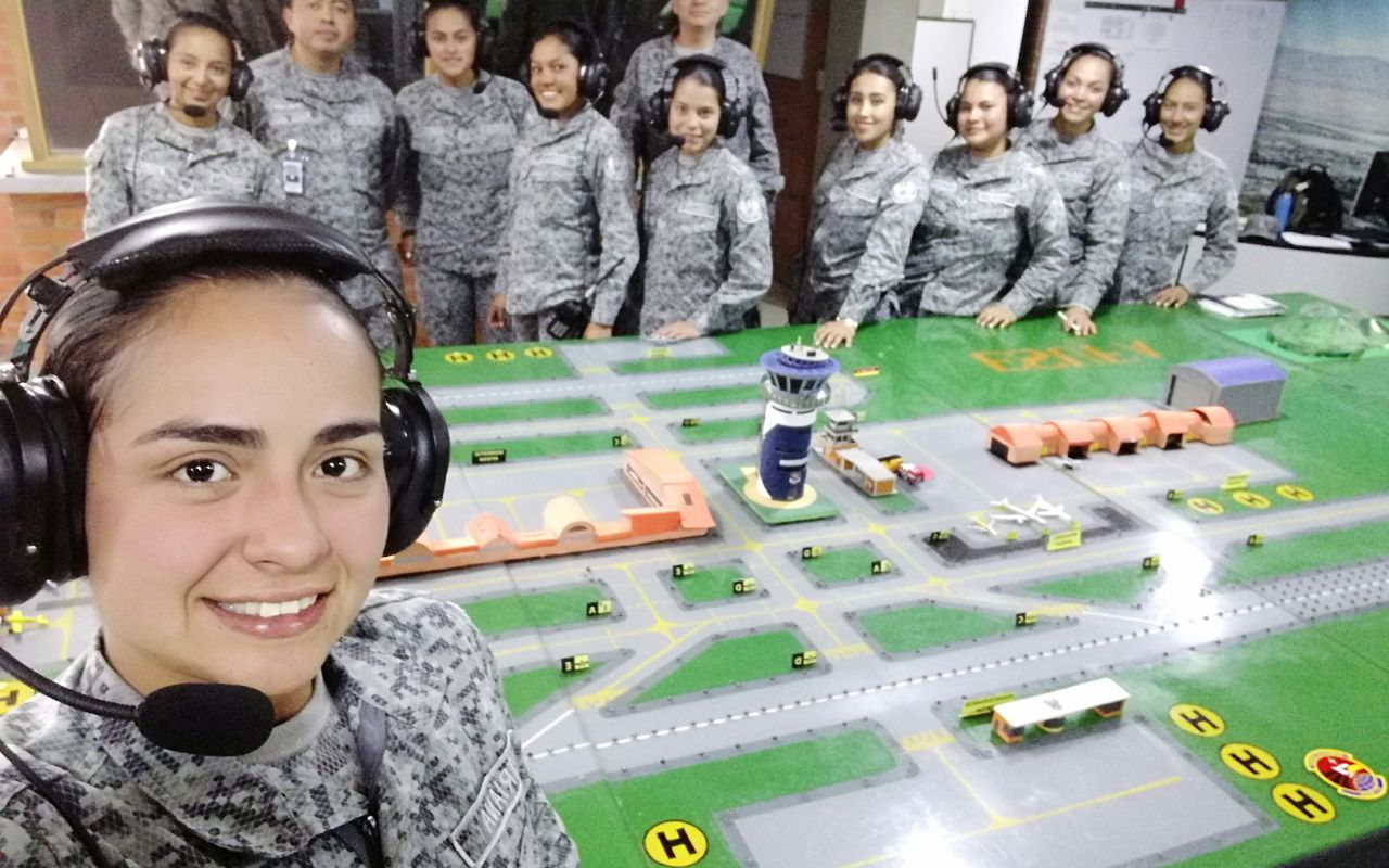 Mujeres de la ESUFA inician simulación en operaciones de control de tránsito aéreo