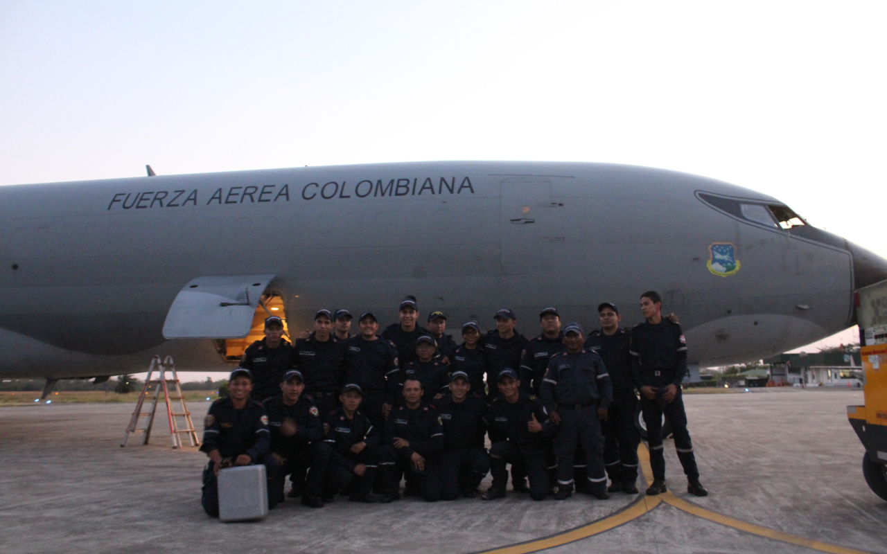 Fuerza Aérea Colombiana transporta personal de Yopal para extinción de incendio en Vichada.