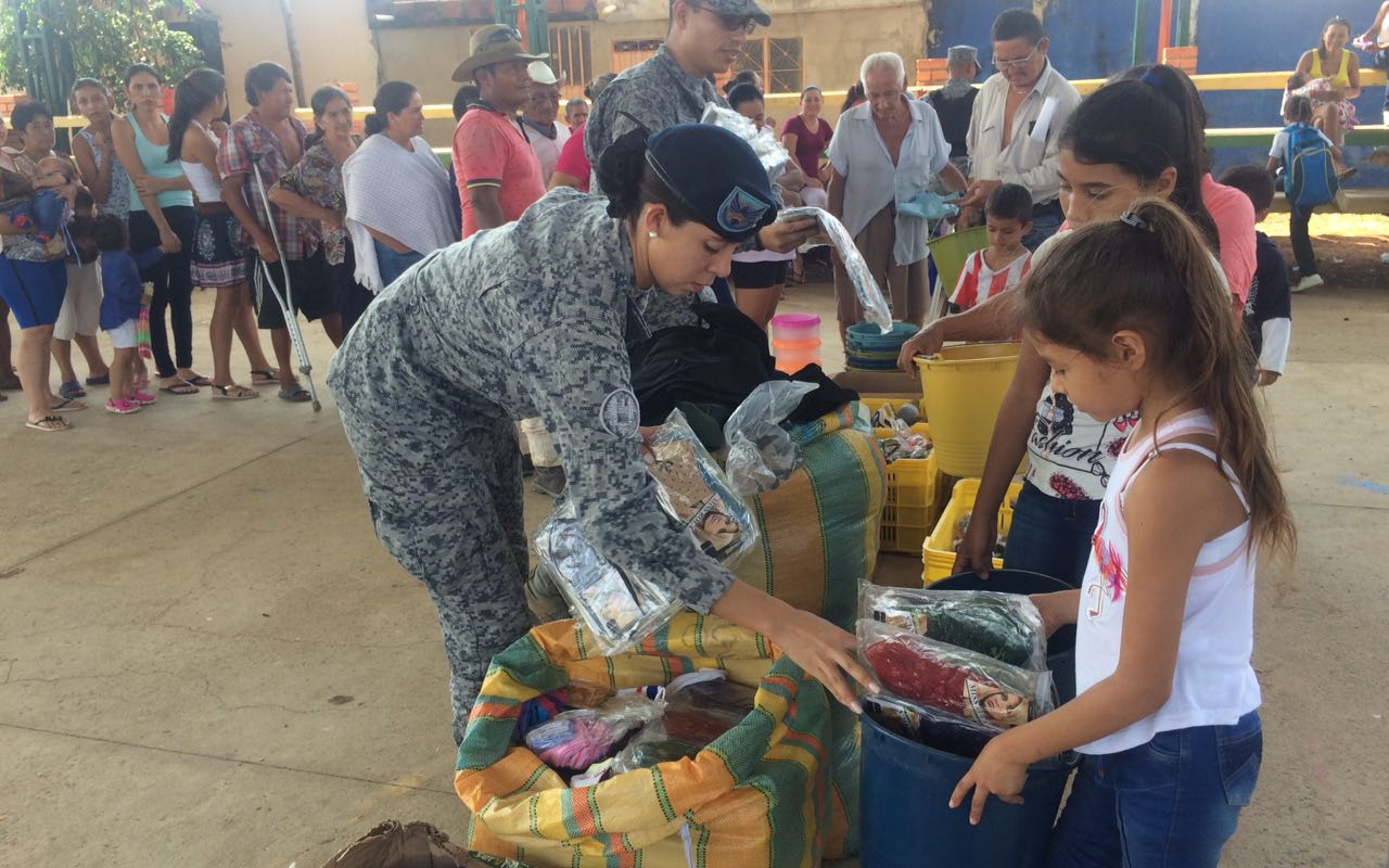 Fuerza Aérea lleva donaciones al barrio El Raudal en Yopal