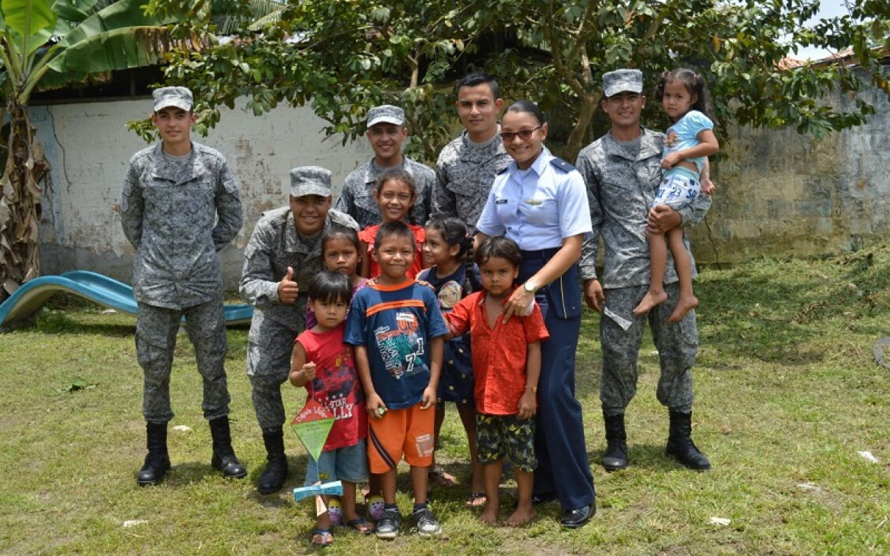 Fuerza Aérea Colombiana extiende sus alas a población víctima de incendio en la ciudad de Leticia