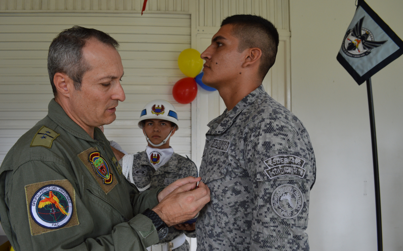 Durante ceremonia militar precedida por el señor Coronel Osman Eucardo González Ortiz Comandante del Grupo Aéreo del Amazonas, se reconoció de manera especial el trabajo abnegado y responsable de los reservistas durante su tiempo de permanencia en la Institución, así como el compromiso evidenciado en el cumplimiento de la misión del Grupo Aéreo del Amazonas.