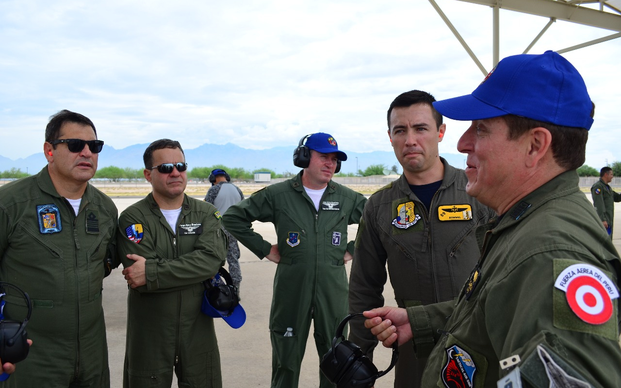 Oficiales de distintas fuerza aéreas de América Latina visitan Fuerza de Tarea Expedicionaria de Colombia en Arizona.