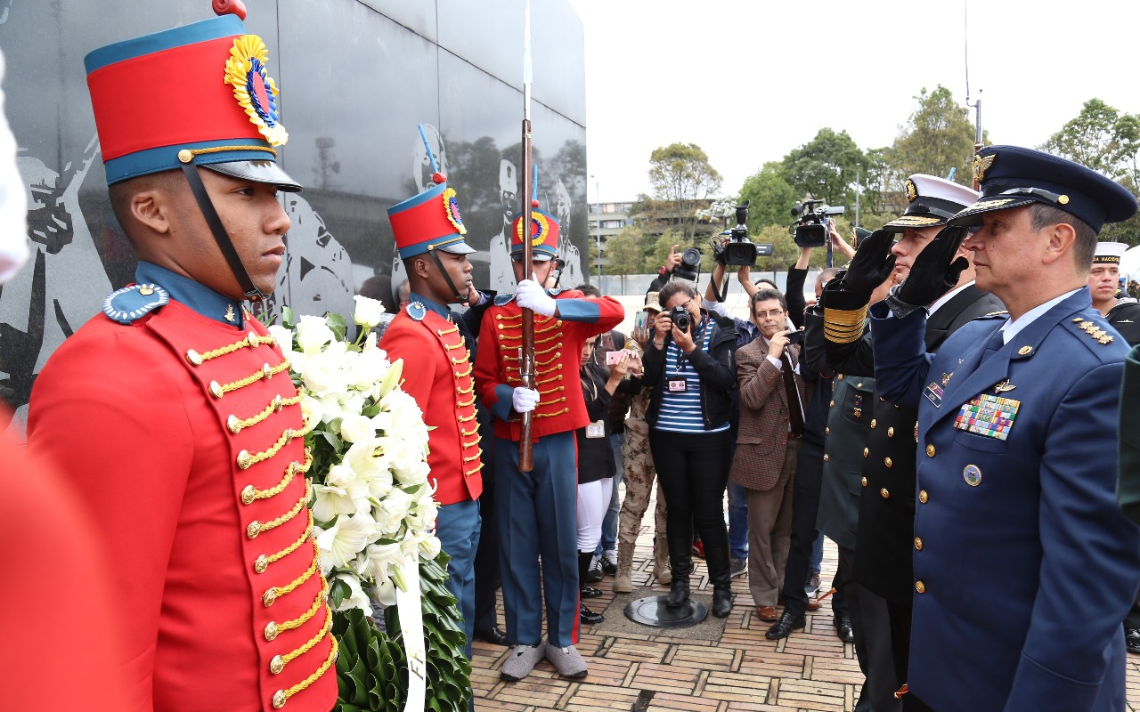Comandante de la Fuerza Aérea rinde homenaje a los héroes caídos en acción